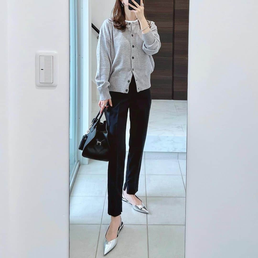 のインスタグラム：「* お気に入りのUNIQLOパンツに トップスとしても使えるカーディガン🩶 しっかりした素材でもちっと感もある 着心地の良い素材✦ コンパクトな丈感だけど、身幅はゆったり♡ 袖口と裾は太めのリブなので シルエットにメリハリもあり、そのバランスが可愛い😍  キレイめコーデにもデニムにもスカートにも こういうカーディガンはほんと使える！ プチプラなのにしっかりしているから 色違いも欲しいなー☺️💕  ちなみにUNIQLOパンツは 2、3年前の＋Ｊのものなのですが 当時お気に入りで2本買いしたもの✰ 気に入ったら2個買いとか色チ買いとか、、 だいぶしなくなってきたけど 今も嫌いじゃない♥︎笑 * タイムセール中なのでストーリーに リンク貼っておきます🤩！ * 何かと予定があったりバタバタしてたから 毎年恒例の秋の家族旅行の予定を組む元気も なかなか出ずだったけど 長男と次男に"旅行行きたい❓"って聞いたら 長男は手をあげて🖐️次男は行くぅーーー‼️ って言うので、行く気になってきた🤩 予定立てよ♡ * cardigan #andme @andme_official tops pants #UNIQLO sandal #zara  bag #THEROW #AnyaHindmarch *  #アンドミー #アンドミーコーデ #アンドミースタイル #大人カジュアル#キレイめカジュアル#アラフォーコーデ##男の子ママ#ママコーデ#ootd#style#outfit#coordinate#simple#fashion#instafashion」