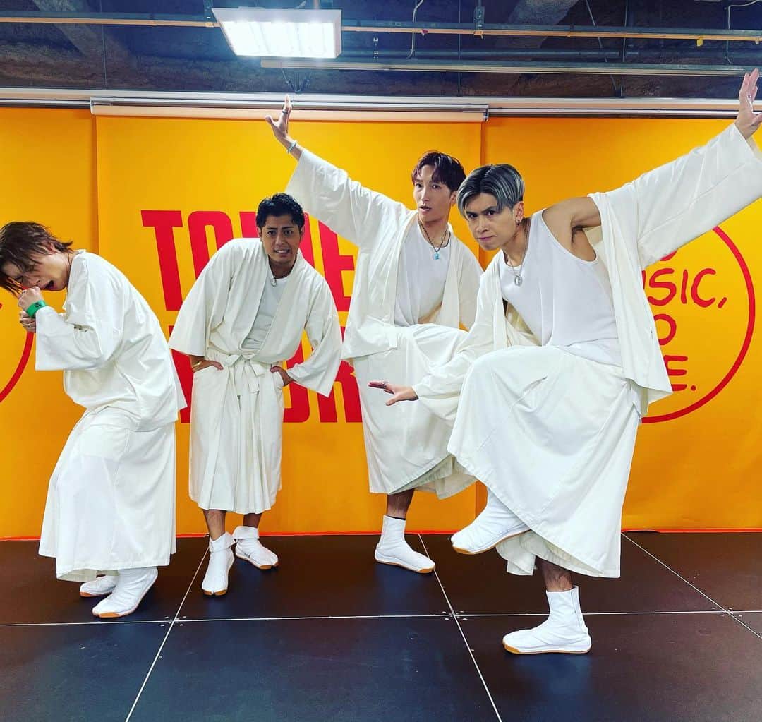 斬波のインスタグラム：「9/22タワーレコード池袋店にてインストアライブで歌って来ました！🌊 平日のお昼にもかかわらず来てくれたお客様の一人ひとりに心から感謝です。 もっともっと皆さんを笑顔にできるよう頑張って歌います！ 日本を笑顔に！  #斬波  #タワレコ池袋」