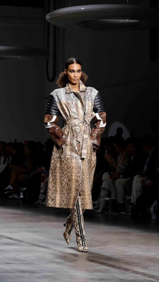 アイスバーグのインスタグラム：「Slithering into style with ICEBERG's Spring Summer 2024 co-ed show. Snakeskin on faux leather meets sportswear and moto details in trench coats and biker jackets. Mix and match with mini-skirts, knee-length shorts, or dive into snakeskin swimwear with I circle hardware.  Relive the show at iceberg.com  #iceberg1974 #iceberg #icebergSS24 #mfw」