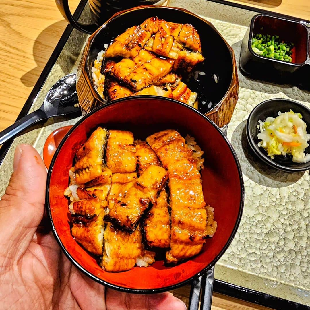 剛王さんのインスタグラム写真 - (剛王Instagram)「8月8日森ノ宮にオープンした うなぎ処 美味美 @umami.osaka  オープン前のレセプションは試合前の減量中で行けなかったので今回試合後にお邪魔しました。 オープンしたばかりで店内綺麗で清潔感バッチリのお店。 うなぎの味も抜群で皆さんうなぎ食べて元気に行きましょう。  今回注文したのが ひつまぶし【特】 うな重【特】 どちらも最高に美味しかった。 うなぎ大好き。  -------------------------------------------------------------------------------------------------- うなぎ処 美味美 住所：大阪市中央区森ノ宮中央1-16-20 (各線森ノ宮駅 徒歩1分、駐車場　無) 電話番号：06-6867-7467 営業時間：平日11:00～14:30（LO14:00）17:00～20:30（LO20:00） 土日祝11:00～20:30（LO20:00） 定休日：年中無休 全席喫煙可 【お店のアカウント】 @umami.osaka   #大阪グルメ #森ノ宮グルメ #大阪城グルメ #うなぎ屋 #うなぎ処美味美 #美味美 #umami #PR -------------------------------------------------------------------------------------------------- #うなぎ #鰻 #土用の丑の日  #グルメスタグラム #グルメ #うな重 #鰻重 #ひつまぶし」9月22日 19時23分 - gooh2010