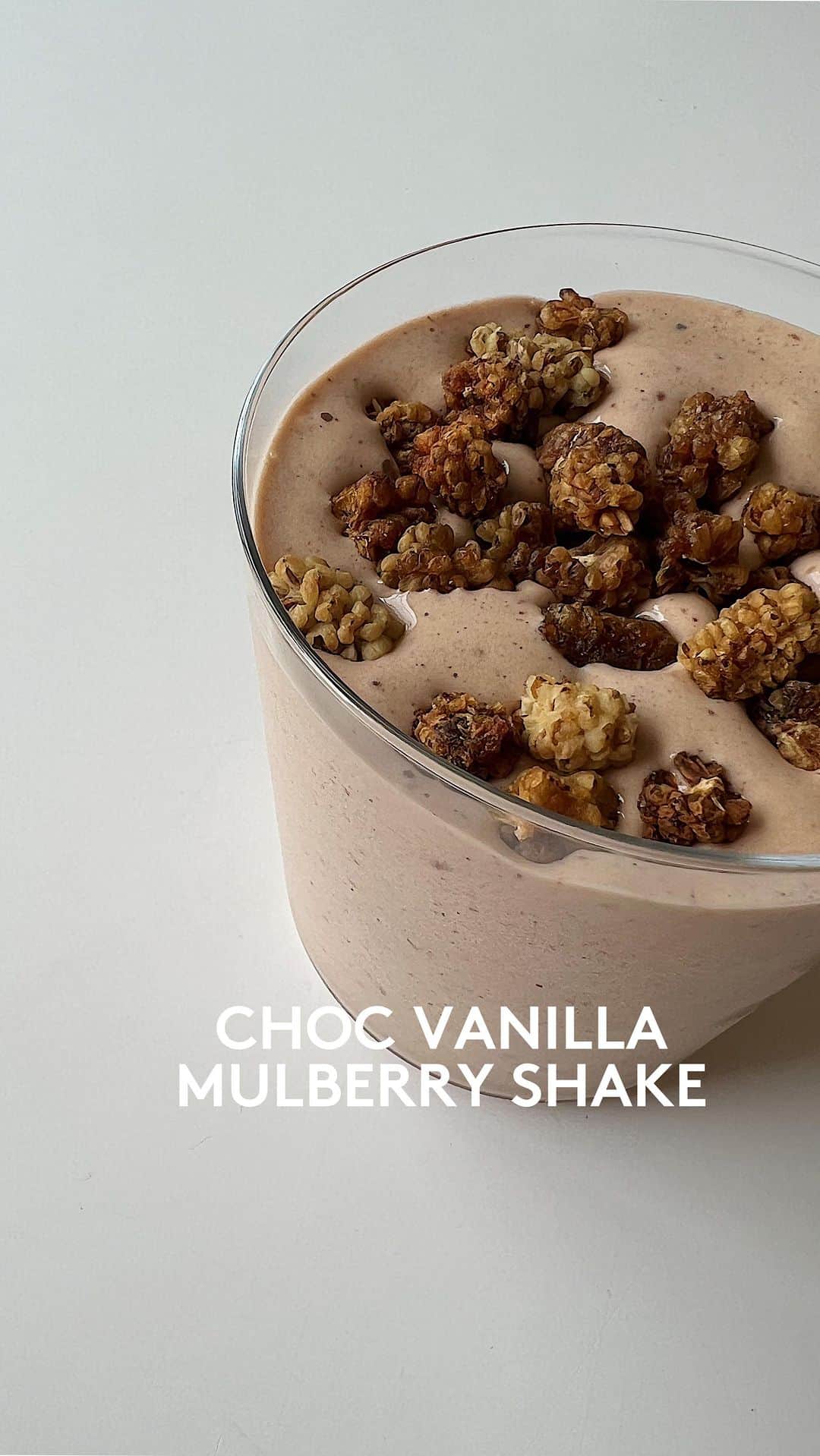 Kirsty Godsoのインスタグラム：「Okay but this combo?! Wow. The perfect protein pick me up ⚡️✨  1/2 scoop Chocolate @madeof_____  1/2 scoop Vanilla @madeof_____  1 frozen banana Cinnamon  1 tsp raw almond butter 3oz water 🌪️ and consume with utmost confidence 🤍  #madeof #protein #smoothie」
