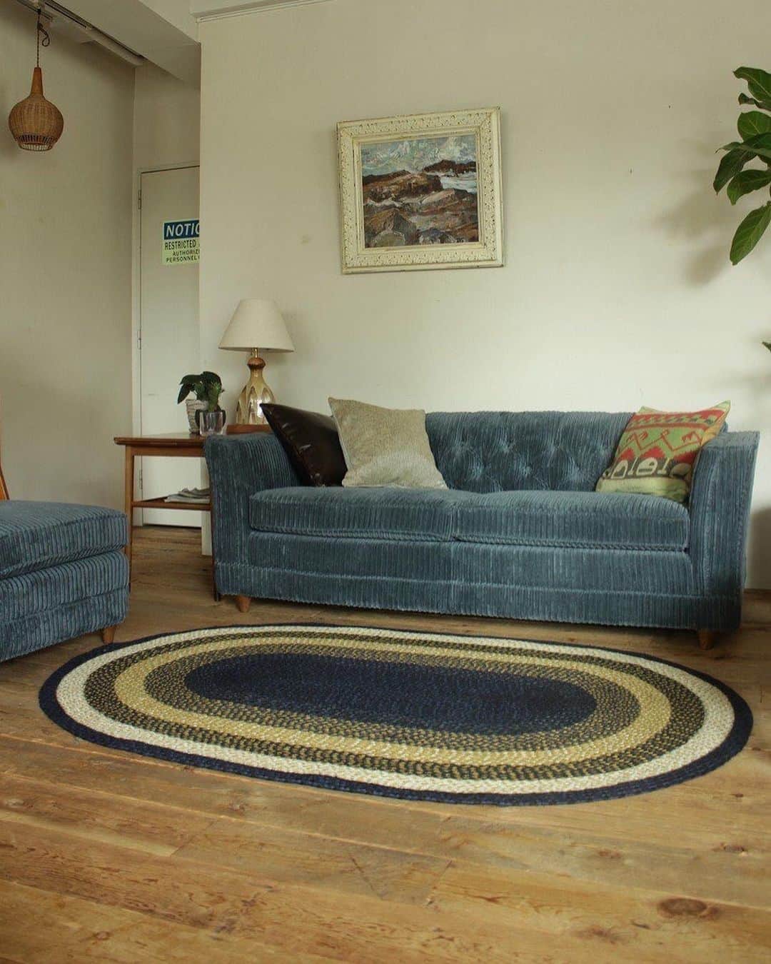ACME Furnitureのインスタグラム：「▪️HEARTH RUG 122×183  アメリカ開拓時代、古着などを一本の紐にしてクルクルと巻いたものをつなぎ合わせ、暖をとったことからこのような楕円形のラグが生まれました。  現代でもアメリカではポピュラーで、ジュート100%の肌触りが心地よいです。  51×76のマットサイズもございます。  ▪️LAKEWOOD SOFA 1800 ▪️MADISON LOUNGE CHAIR  ▪️BROOKS BOOK SHELF  Contact:ACME Furniture MEGURO St. TEL:03-5720-1071 Email:acme-jsf@baycrews.co.jp  #acmefurniture #vintagefurniture #hearthrug #lakewoodsofa #madisonloungechair #brooksbookshelf」