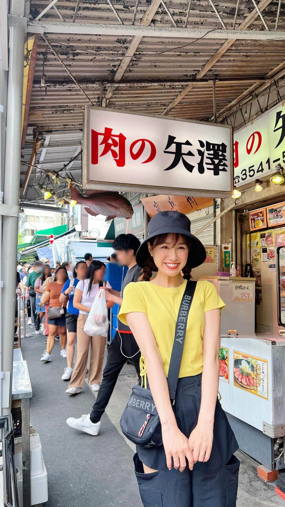 松中みなみのインスタグラム：「はじめての築地食べ歩き🍢🍶  こんなパラダイスがあるなんて😍 全部美味しかったなぁ💗  気に入りすぎて１週間後にまた行ったのは🤫  #東京グルメ #築地食べ歩き  #築地魚市場　#築地市場  #日本一時帰国中  #時差投稿」