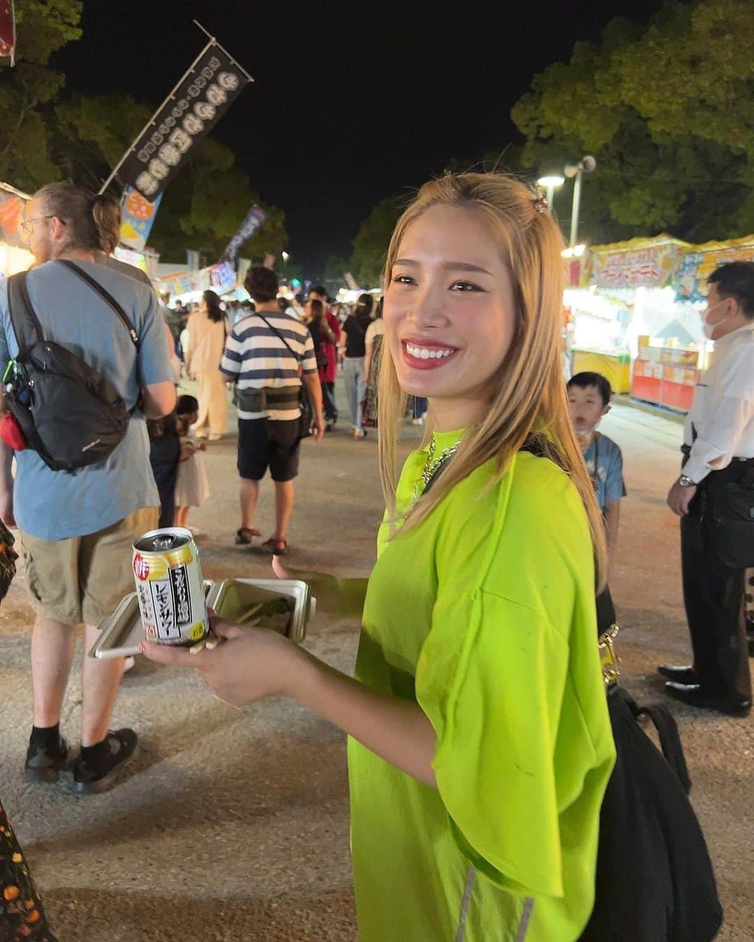 acaneのインスタグラム：「・ 夏の最後にお祭り行ってきた🪅🪀 ほんとは浴衣着たかった〜来年に期待😗  髪の毛サラサラ〜のりさん いつもありがとうございますっ　@noriyuki__ikeda   acaneのインスタ見たで 全メニュー20%OFFになるそうです🤜🩷🤛」