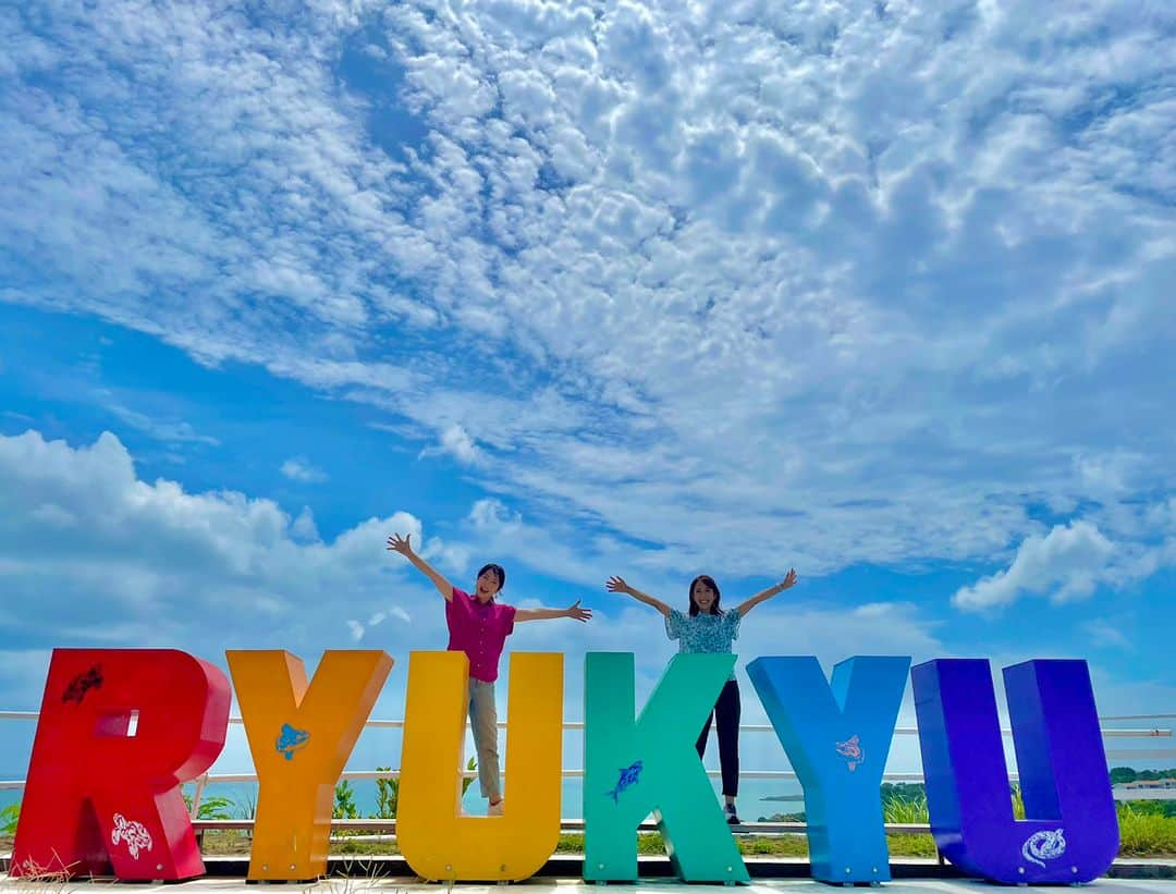 南海放送さんのインスタグラム写真 - (南海放送Instagram)「🌞🏖🌞🏖🌞🏖 青い空～✨透き通る海～✨ ＼めんそ～れ😆🤚／  今週のもぎたてテレビは･･･ 岡内ひかりアナウンサーと えがわさゆりアナウンサーが 愛媛を飛び出し、沖縄へ🏖  【沖縄県民のウワサを検証】 「しめステーキ」 真夜中のステーキ店に潜入取材🥩🤔 沖縄と愛媛県、実は遠いようで近かった⁉️  放送は、9月24日(日)11:45〜✨ 見ればあなたも Trip to OKINAWA🌺  #岡内ひかり #えがわさゆり #アナウンサー #女子アナ #しめステーキ #ステーキ #もぎたてテレビ #もぎたて #沖縄 #沖縄旅 #女子旅 #南海放送 #RNB」9月22日 19時30分 - nankaihoso_rnb