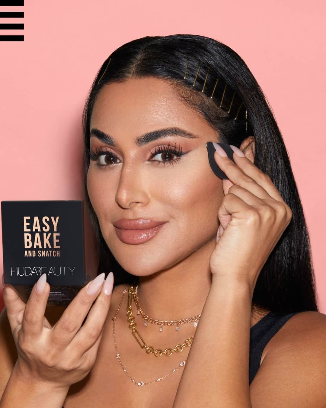 セフォラのインスタグラム：「👀 Hello Easy Bake and Snatch ! La nouvelle poudre compacte d'@hudabeauty conçue pour illuminer, estomper les imperfections et fixer le teint de manière ciblée. ⁣ ⁣ Ses caractéristiques :⁣ ✔️ Sans parfum⁣ ✔️ Fixation rapide⁣ ✔️ Texture crémeuse, non asséchante⁣ ✔️ Couvrance moyenne à totale⁣ ✔️ Tenue de 8 à 9 heures⁣ ✔️ Résiste à la sueur et à l'humidité⁣ ⁣ Facile, non ? 🤭⁣ Uniquement chez Sephora.⁣ #SephoraFrance #Makeup」