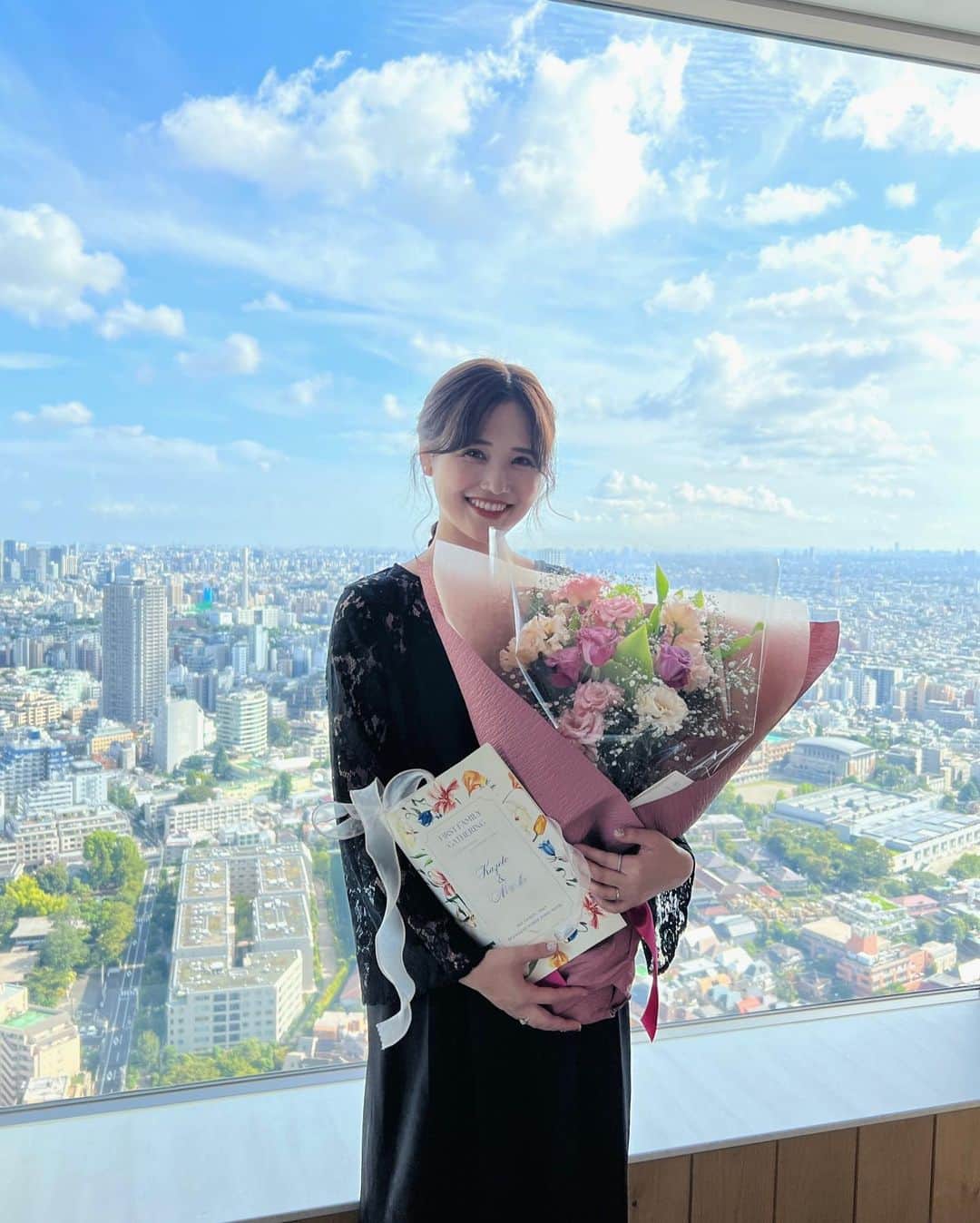 金光みり愛のインスタグラム：「台風が無事去ってくれて、 美しい景色を眺めながらお食事ができました☁️✨  かぜとくんファミリーからの素敵なおもてなしとお気遣いの数々に心から感謝した日…🥲💕  サプライズで大きな花束をいただいて、添えてあった花言葉を読んだときはちょっと泣きそうになった😢💐💕  両親も遥々福岡から来てくれて感謝😌🌸 大好きな人たちが一つの空間にいるの本当に幸せだったな✨✨🫶🏻 写真も満面の笑み😂💕」