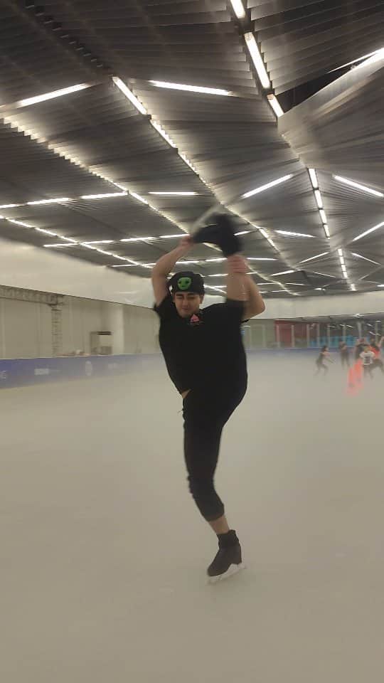 マイケル・クリスチャン・マルティネスのインスタグラム：「I need to start stretching more 🤣 #yoi #figureskating  - - - Thanks! @officialjustine」