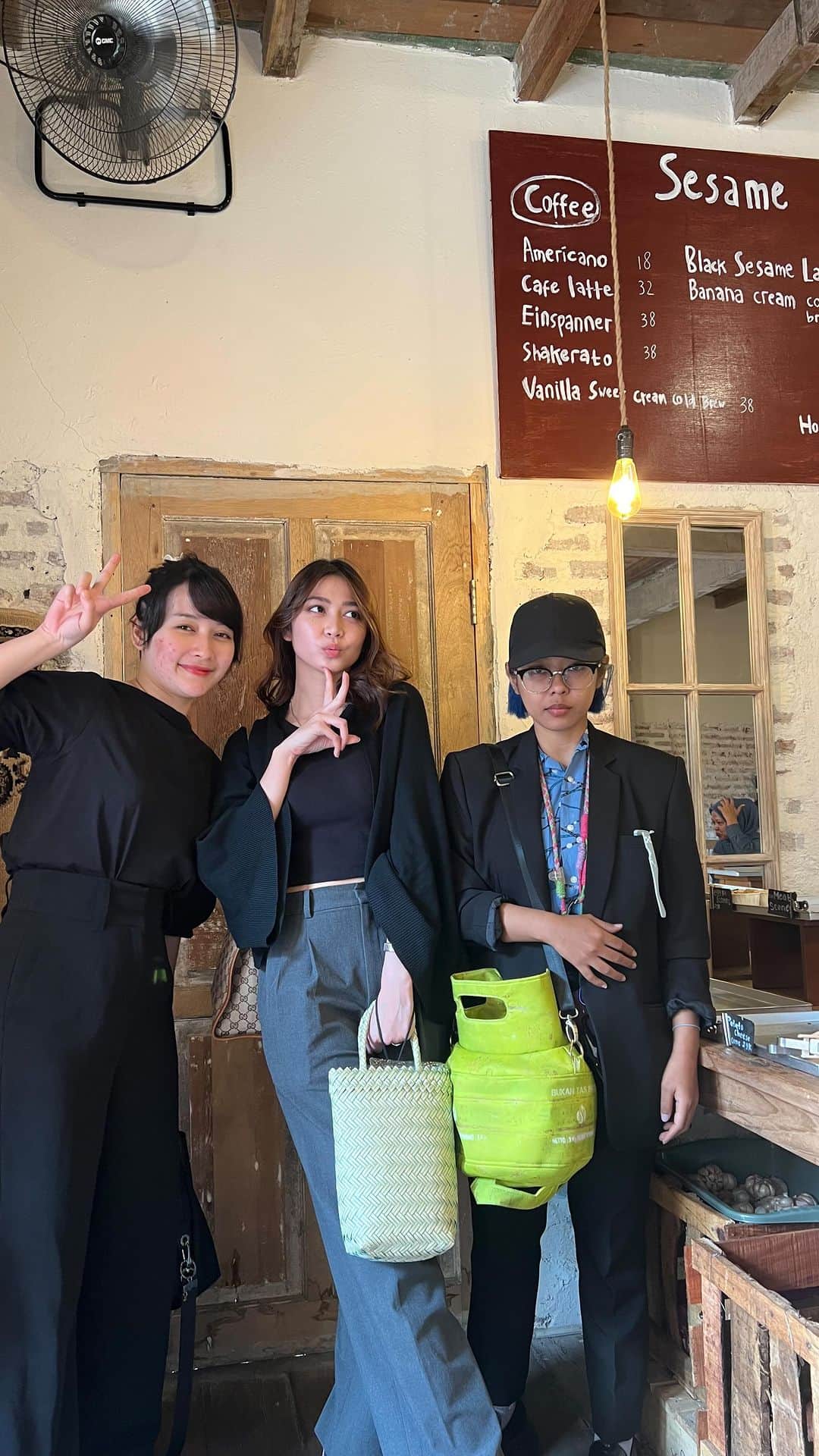 デフィ・キナル・プトリのインスタグラム：「jalan-jalan di kemang. ngomongin a sampe z gajelas wkwwkkwkwk  . . #kemang」