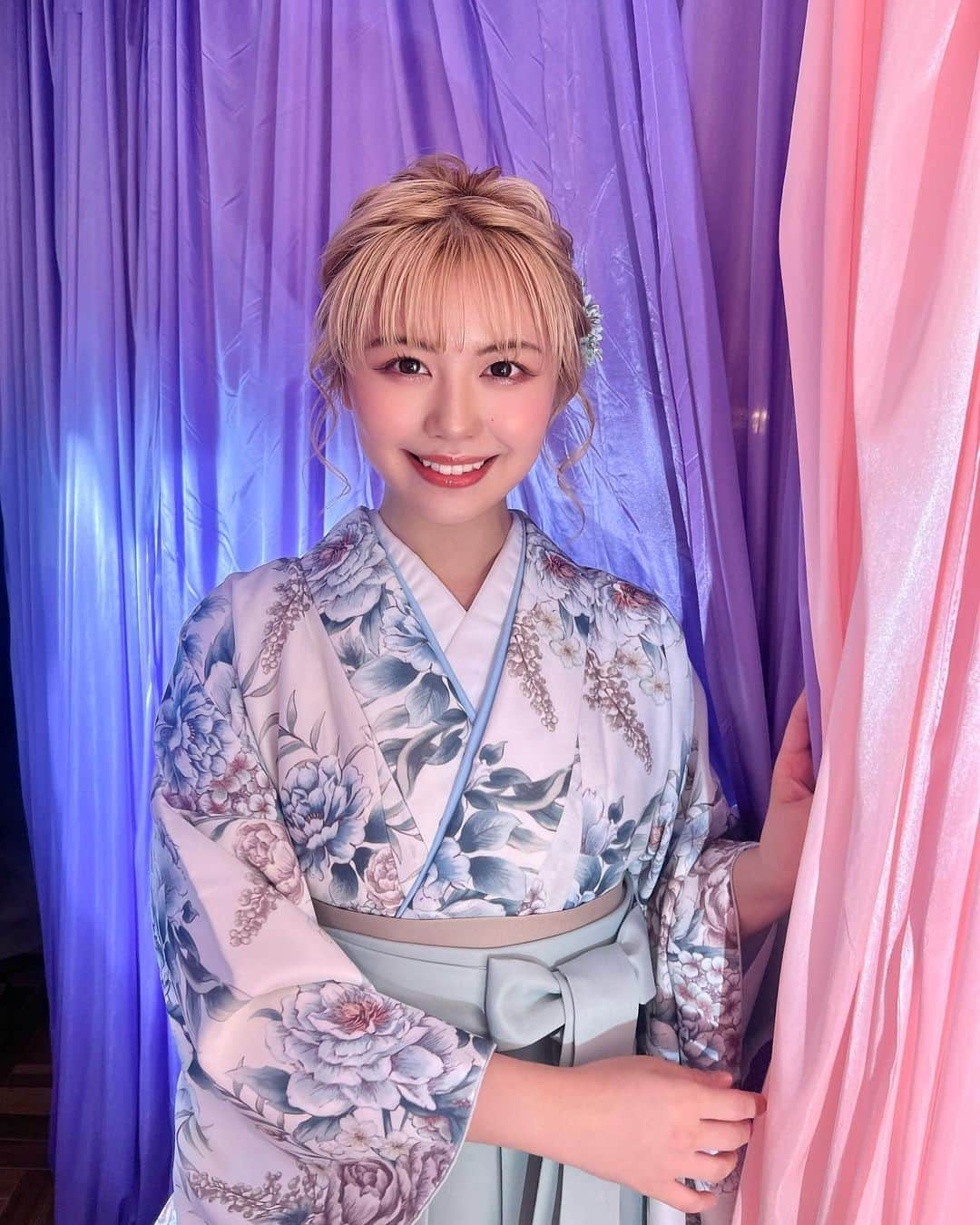 加藤愛梨さんのインスタグラム写真 - (加藤愛梨Instagram)「【ご報告🎓💐】 この度、2024年3月にての卒業が確定しました😊 卒確……何度も大学のポータルサイトでこの文字を見てニヤけています。嬉しすぎる🥺🌸  そして、先日さがの館にて卒業袴の前撮りをして来ました👘🤍 @saganokan   　 　 　  在学中は、学業、芸能活動、ミスコン活動 様々な事にチャレンジすると共に 時には両立がとても難しい時期もありました。 それでも4年前期の内に必要な単位を全部取り切れたことには我ながら褒め称えちゃいたい👏🏻🤍  　 　 　    ミスコン中はフル単！  大好きな数学と、経済の折り混ぜられたとっても難しい授業は、難しすぎて辛くて毎週泣きながらも諦めずに授業を受けたおかげで成績優秀者の欄に名前が🥺これが一番嬉しかったな😊 たくさん教えてくれたクラスメイトのみんな、ありがとう🥺🫶🏻  人生初めてのミスコン活動をした大1の時には、コロナ禍で友達とも連絡が取れず、新しいチャレンジと慣れない大学生活が重なり落とした必修の体育(毎週簡単なアンケート出すだけで単位取れたんだけど、それさえもできる余裕がなかった…) お陰で次の年には対面で後輩ちゃんたちと楽しい体育ができた 大好きな子にも出会えた👧🏻🩷  何度頑張っても、朝のオンライン授業に起きれなかったり難しかったりで落単を続けた中国語 次の年には日が昇る前の暗い時間から家を出て一限の中国語を再履修、取得😼🔥 これはたった10人のクラスなのに、その内3人が高校からのとっても仲のいい友達と一緒に再履修で朝から会えるぞ！とそれだけを糧に往復4時間通学頑張った。  大4前期は気合い入れすぎてAばかりのGPA高めで嬉しかった😪♡ 一人暮らしまでして🤣とっても楽しい4ヶ月だった！  　 　  夏休みも、卒業までの残り半年も 開放された最後の学生時間を楽しみたいと思います✌🏻‎🤍    みんなからの励ましで頑張れた時が沢山ありました、ありがとう☺️ 卒業式が楽しみで仕方ない🥳🎓💐  　 　 　   　 　 この袴大好きなの🥲🩷🩷🩷 撮影データはまた改めて載せます! とっても可愛く撮って頂いたので楽しみにしててね🎀🤍  　 　 　   　 　 　 　   #中央大学 #袴 #はかま #卒業袴 #袴レンタル #袴ネットレンタル #卒業式 #さがの館」9月22日 19時32分 - l_ovepear