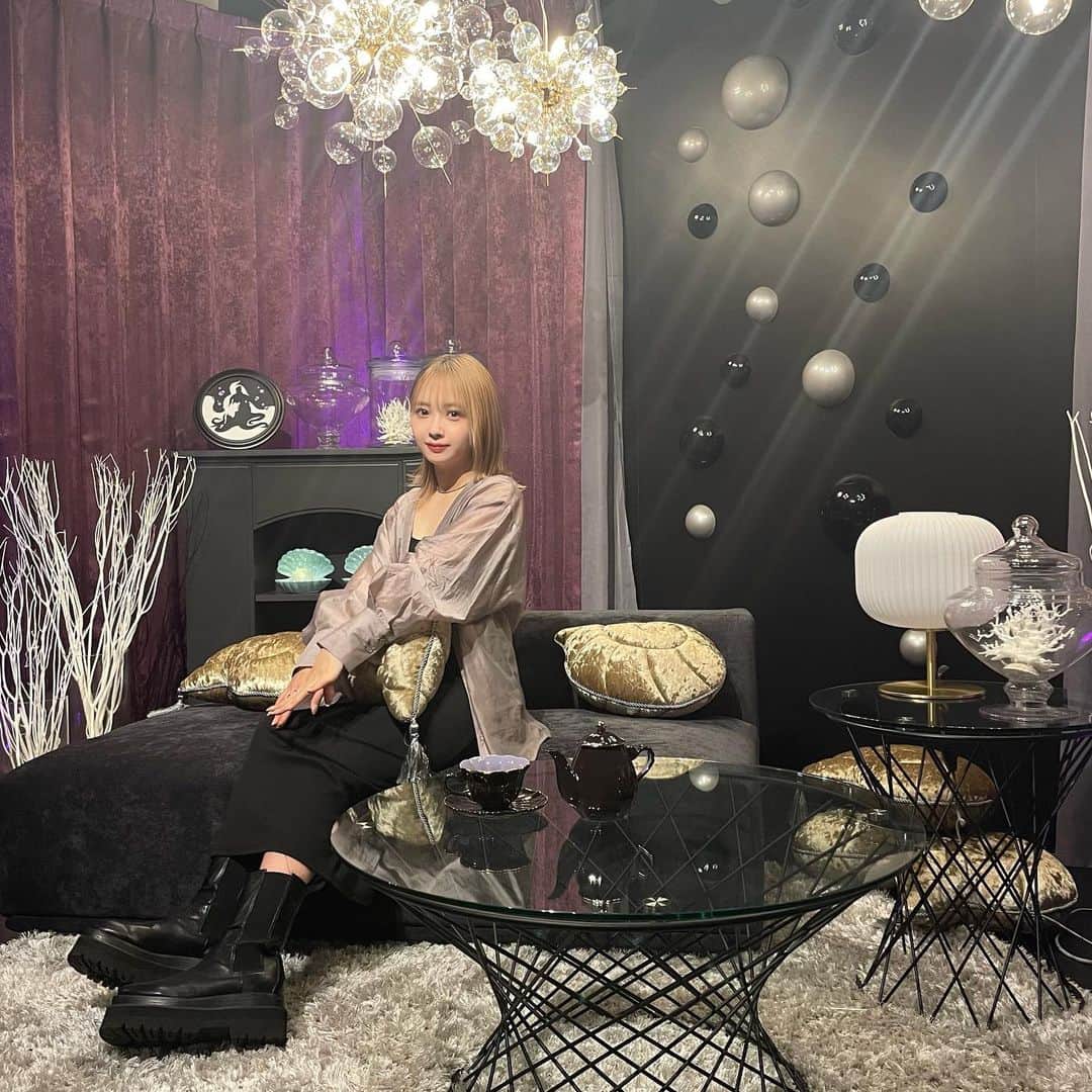 加藤愛永のインスタグラム：「Francfrancとヴィランズコラボのポップアップに お邪魔して来たよ🐚🖤  Francfranc 新宿サザンテラス店2FでVILLAINS NIGHT by Francfrancのポップアップが 9月22日(金)〜25日(月)まで開催されてるよ❕  コラボ商品自体は8月25日(金)から発売してるみたい🥹 私はツイステの女なんだけど ヴィランズの世界観が部屋に表現されてて 可愛かった...❕  #ディズニーヴィランズ #villainsnightbyfrancfranc #francfran #PR」