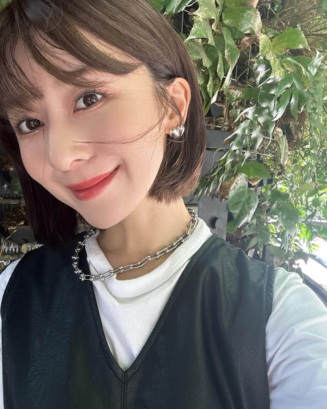 水野佐彩のインスタグラム：「・ @st.rooney 🖤 撮影して みんなでランチした日🌈  冬の終わりから春に大人気だった エコレザーワンピにツイードが加わります🖤 ブルーとグレーの絶妙なカラーのツイード🫶🏻 たまらなく可愛いです。。😮‍💨🩵🩵 日曜日から発売開始するよ✨ ぜひ楽しみにしていてね💗  #おちびコーデ #おちびの輪 #低身長コーデ #Sサイズコーデ #ママコーデ #ママライフ #2020年ベビー #女の子ママ #女の子ベビー #ブルベ夏 #ブルベ #ブルベサマー #ブライトサマー #ブライトスプリング #ソフトクラシック #ウェーブ #骨格診断ウェーブ​」