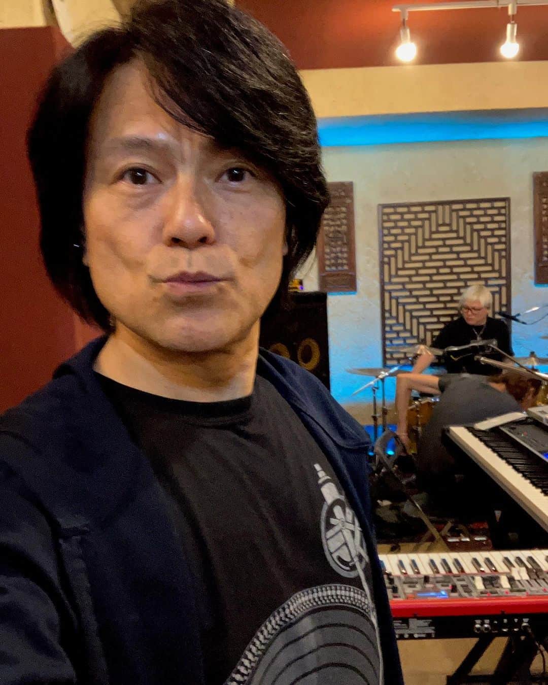 潮崎裕己さんのインスタグラム写真 - (潮崎裕己Instagram)「10/7から始まる秋のHighTime ツアーのリハーサルが始まりました！  今回は松本淳の代打ちでイトウぼぶトモヒコが参加します。 初日から全曲当たる濃密さw この先が楽しみです。  先日の名古屋、京都のHalfTime公演の甲斐があってか、名古屋、大阪のチケット売れ行きが伸びたそう。 ありがとうございます😊 遠慮しないでドンドンいらっしゃい！  　🎶秋のHighTimeツアー🎶  10/07(土)名古屋 新栄Heartland 10/08(日)大阪　南堀江 knave  10/09(休)三重 四日市 Bar EAST 10/14(土)東京　二子玉川 GEMINI Theater 10/15(日)高崎 Club JAMMER'S (with THE  PRISONER)  今回初めての三重県四日市 Live&Bar EASTはチケットの 入手方法が特殊です。 以下のPassMarketのサイトに アクセスして購入してください https://passmarket.yahoo.co.jp/event/show/detail/02usi4815z631.html  高崎Club JAMMER'Sもバンドでは 初めて。こちらのチケットも Club JAMMER'Sの通販ページから 購入してください。 https://shop.jammers.jp/items/76966714  名古屋Heartlandは チケぴ、ローチケ以外に 店頭でもお買い求めいただけます。  南堀江knaveは昼夜2回公演 プログラム違いの入れ替え制。 これは両方観ないと損！  二子玉川GEMINI Theaterは メール予約です。 https://www.geminitheater.jp  各会場でお待ちしています！」9月22日 19時44分 - hiromi_shiosaki