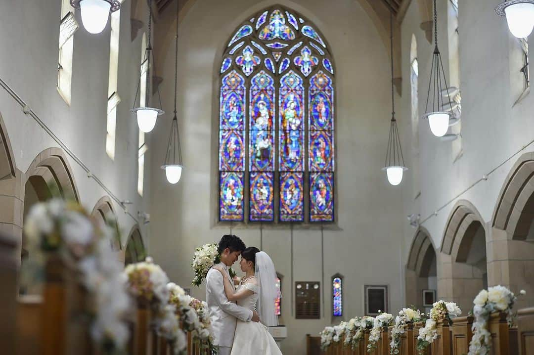 クチュールナオコウエディングのインスタグラム：「. お客様Wedding Photo𓂃 𓈒𓏸  今年8月に挙式をされた 素敵なカップル様のお写真をご紹介します。  格調高くもあたたかな温もりを感じる パーク・チャペル⛪️  由緒正しきセント・アンドリュース教会の 広大な敷地の一角に佇む中聖堂として、 時代を越えてオアフの人々に愛され続けているチャペル✨  祭壇にはゴシック建築のバラ窓が美しく 響き渡るオルガンの音色が ロマンチックな挙式シーンを彩ります♪ ゲストの存在をより近く感じて 心温まるセレモニーを  ハワイの今、渡航状況、リゾートウエディングの費用、その他気になることなど、お気軽にご相談ください。 おふたりのハワイウエディングを全力でサポートいたします！ ⁡ ＝＝COUTURE NAOCO SALON＝＝   銀座本店・札幌店・仙台店・名古屋店  京都店・心斎橋店・神戸店・福岡店  ◇全国対応オンライン相談も受付◇ ⁡ ＝＝＝＝＝＝＝＝＝＝＝＝＝＝＝＝＝ ⁡ ⁡ @couturenaoco_resortwedding をフォロー＆ #クチュールナオコウェディング をつけて投稿してくださいね。 このアカウントでリグラムさせて頂きます。 ⁡ ⁡ #couturenaoco #クチュールナオコ #couturenaocowedding #クチュールナオコウェディング #naocoweddingstory #ナオコウェディングストーリー ⁡ #ハワイウェディング #ハワイ挙式 #ハワイ婚 #パークチャペル  #チャペルウェディング #リゾートウェディング #リゾート結婚式 #海外挙式 #リゾート挙式 #ガーデンパーティー #ウェディングフォト #ウェディングドレス #教会ウェディング  #チャペル挙式  #アットホームウェディング  #ハワイレセプション #2023婚 #2023ハワイ婚 #結婚式準備 #式場探し #プレ花嫁 #プレ花嫁さんと繋がりたい」