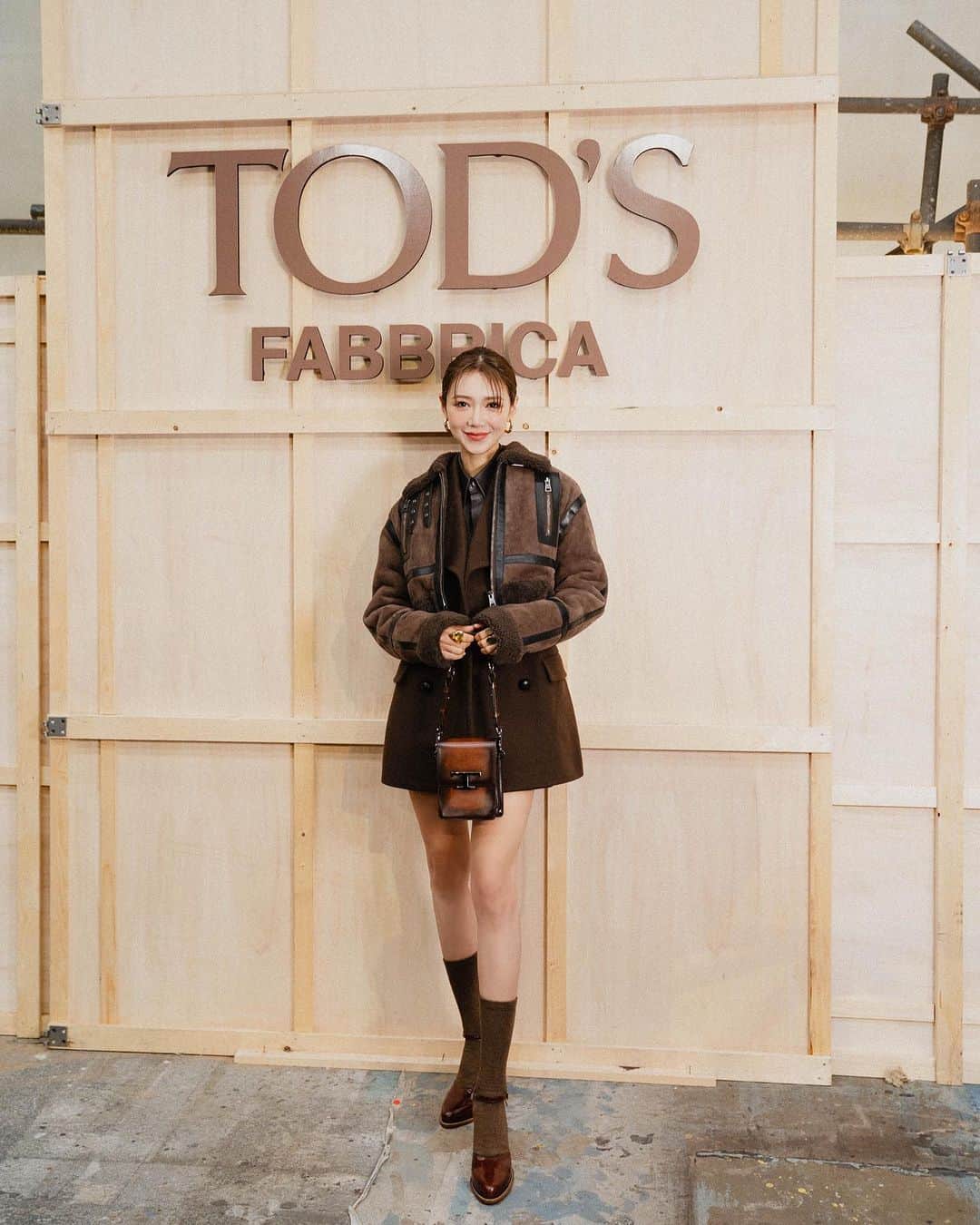 Elva Niのインスタグラム：「This season @tods continues to showcase their exquisite Italian craftsmanship🪵   Tods SS24春夏系列繼續展現 經典優雅款的風衣襯衫和連身裙 不同的是今季明顯強調腰間的裝飾 除了日常用的皮帶款 還有能繫上手套的設計感腰帶 各種小腰包等 敘寫質感美學 #todsss24 #mfw #elvainmfw」