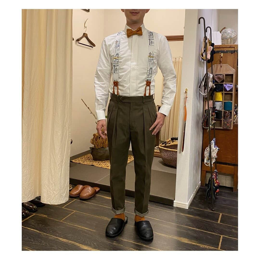 life_style_orderさんのインスタグラム写真 - (life_style_orderInstagram)「< denim × collarless >  カラーデニム素材を使ったノーカラーのセットアップ。  蝶ネクタイ、サスペンダー、ソックスをオレンジでまとめたトータルコーディネート🍊  ※サスペンダー、ソックス完売  小物はオンラインショップにて📱 LSOMARKET >>> https://shop.lifestyleorder.com  ------------------------- 11:00-19:00 月曜・木曜定休日 完全予 ※HPのコンタクトフォームよりお願いします -----------------------------------------  #lifestyleorder #ライフスタイルオーダー #ウェディングスーツ #成人式スーツ #プレ花嫁 #新郎衣装 #タキシード #フォトウェディング #ウェディングフォト #オーダータキシード #2023秋婚 #2023冬婚 #2024春婚 #スーツスタイル #ジャケットスタイル #コートスタイル #オーダースーツ白金台 #蝶ネクタイ #ノーカラー #ノーカラースーツ #デニムスーツ」9月22日 19時37分 - life_style_order