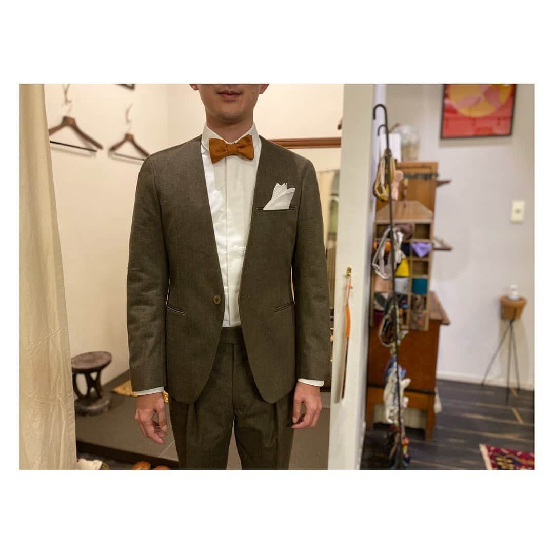 life_style_orderさんのインスタグラム写真 - (life_style_orderInstagram)「< denim × collarless >  カラーデニム素材を使ったノーカラーのセットアップ。  蝶ネクタイ、サスペンダー、ソックスをオレンジでまとめたトータルコーディネート🍊  ※サスペンダー、ソックス完売  小物はオンラインショップにて📱 LSOMARKET >>> https://shop.lifestyleorder.com  ------------------------- 11:00-19:00 月曜・木曜定休日 完全予 ※HPのコンタクトフォームよりお願いします -----------------------------------------  #lifestyleorder #ライフスタイルオーダー #ウェディングスーツ #成人式スーツ #プレ花嫁 #新郎衣装 #タキシード #フォトウェディング #ウェディングフォト #オーダータキシード #2023秋婚 #2023冬婚 #2024春婚 #スーツスタイル #ジャケットスタイル #コートスタイル #オーダースーツ白金台 #蝶ネクタイ #ノーカラー #ノーカラースーツ #デニムスーツ」9月22日 19時37分 - life_style_order