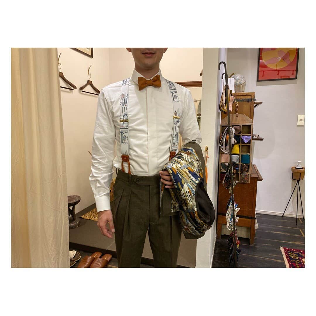 life_style_orderさんのインスタグラム写真 - (life_style_orderInstagram)「< denim × collarless >  カラーデニム素材を使ったノーカラーのセットアップ。  蝶ネクタイ、サスペンダー、ソックスをオレンジでまとめたトータルコーディネート🍊  ※サスペンダー、ソックス完売  小物はオンラインショップにて📱 LSOMARKET >>> https://shop.lifestyleorder.com  ------------------------- 11:00-19:00 月曜・木曜定休日 完全予 ※HPのコンタクトフォームよりお願いします -----------------------------------------  #lifestyleorder #ライフスタイルオーダー #ウェディングスーツ #成人式スーツ #プレ花嫁 #新郎衣装 #タキシード #フォトウェディング #ウェディングフォト #オーダータキシード #2023秋婚 #2023冬婚 #2024春婚 #スーツスタイル #ジャケットスタイル #コートスタイル #オーダースーツ白金台 #蝶ネクタイ #ノーカラー #ノーカラースーツ #デニムスーツ」9月22日 19時37分 - life_style_order