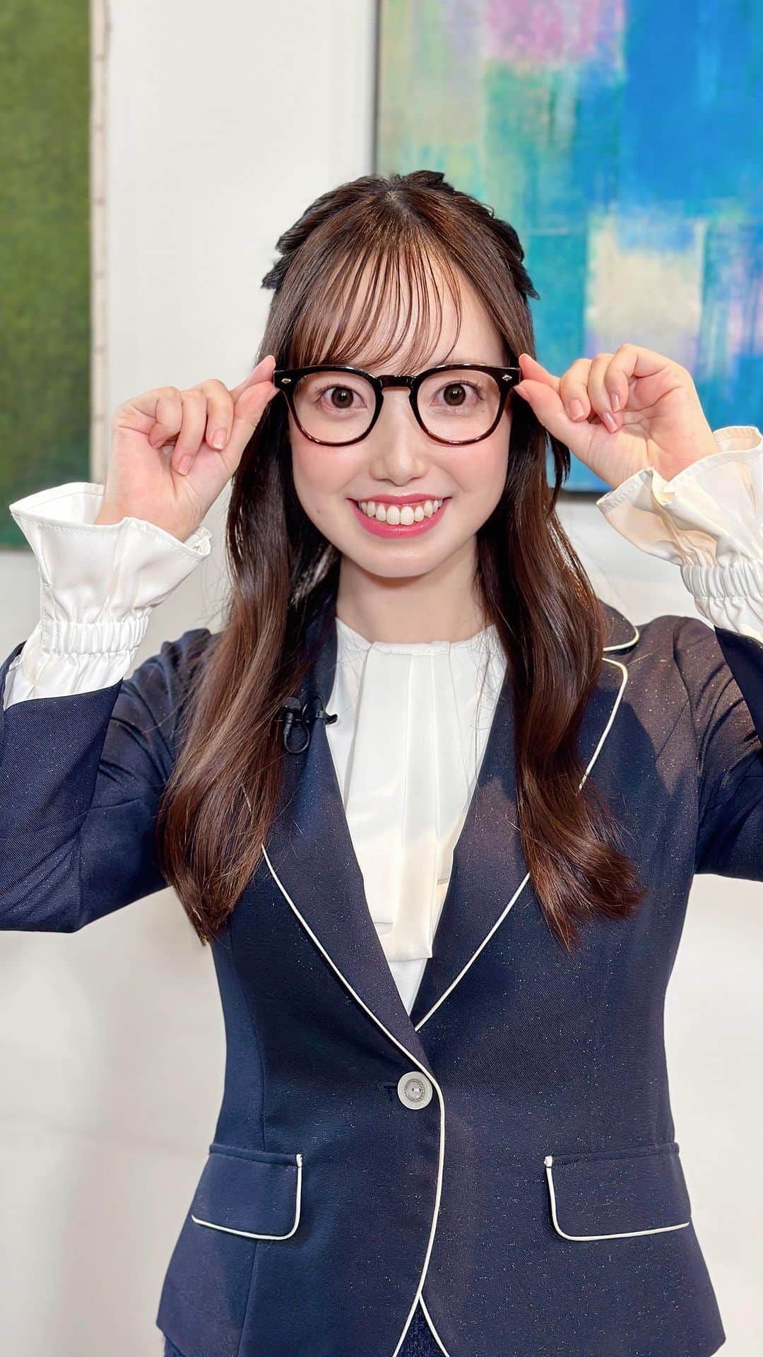 石井奏美のインスタグラム：「番宣が出来上がりました👓  「発見！推しごと図鑑」  今推したいお仕事を、 ジョブ・アキヤマさんと共に 図鑑にファイリングしていきます📕  10月1日(日) 16:30〜17:25 放送  お楽しみに👀  明日のシアワセ気分では アキヤマさんのサインがもらえる プレゼントのお知らせもあります📢 そちらもあわせて是非ご覧ください✨  #岡山#香川#アナウンサー#推しごと  #okayama#kagawa#job」