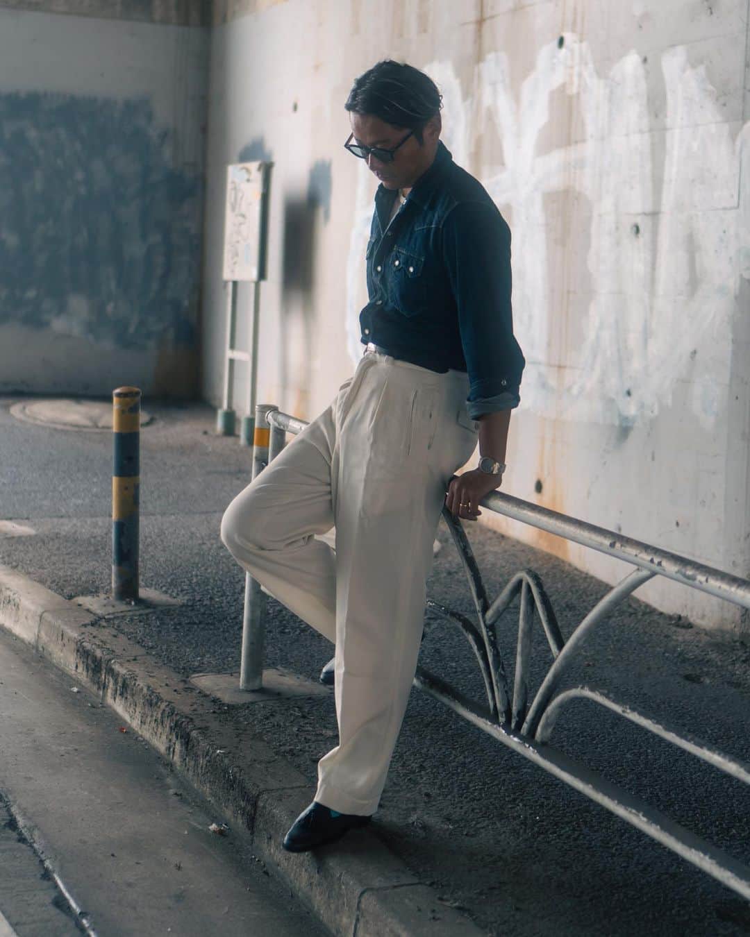 高田朋佳さんのインスタグラム写真 - (高田朋佳Instagram)「トップスをコンパクトに、ボトムスにゆとりを持たせて。 ずっと好きな バランス。 上下を分けるポイントになるベルト 最高な雰囲気のものを 作って頂いた。  #wearlness #salondewearlness #mystandard」9月22日 19時38分 - tomoyoshi_takada