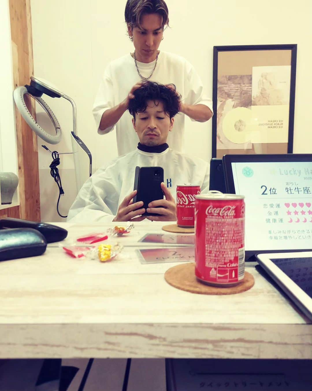 榎木智一さんのインスタグラム写真 - (榎木智一Instagram)「. . 伸びた髪を✂️  チョキチョキしてきました✂️  新井くんとの今日の会話は✂️  政治や✂️  やりたい事のための自分で考え行動できる人の違いとは✂️  など✂️  そんな話をしていた(笑)✂️  美容室で悩んでいたら、HONEY表参道店の新井くんを訪ねてみて👨👩✂️  ✂️Just be yourself✂️  #榎木智一 #俳優  #えのスタグラム #honey #美容院 #表参道 #店舗 #エロカット #エロパーマ #model #haircut #新井くん #美容師 #髭男子  #style #beautyparlor #japanese #actor#演員 #배우」9月22日 19時38分 - enoki.tomokazu