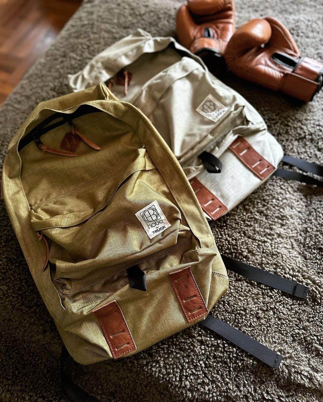 のインスタグラム：「TRUCK FURNITURE × hobo THE CLASSIC SERIES いよいよ明日9月23日(土)11:00am 販売スタート‼️  今回はTRUCKショップと同時にwebサイトからの通販も可能です。ぜひーーー。 TRUCK webサイトはプロフィールのリンクから。  1〜5、8、9枚目 SIRDAR Backpack 27L ¥37000+tax カラー/キャメル、ベージュ ３型作った中でもこの27Lはちょうど良い容量で女子にも大きすぎずタウンユースに使い勝手が良いサイズ！ おすすめ🩶🤎  6枚目、38L ¥45000+tax 7枚目、35L ¥39000+tax  10枚目 hoboデザイナー朝倉さんたちが大阪に来て今回のコラボやもの作りについてたくさん語り合った日。  #hoboTRUCKコラボバックパック  #trucknest #truckfurniture  #birdcoffee @hobo_official  @hidekiasakura  @truckfurniture  @truckfurniture_online  @bird_coffee_Osaka」