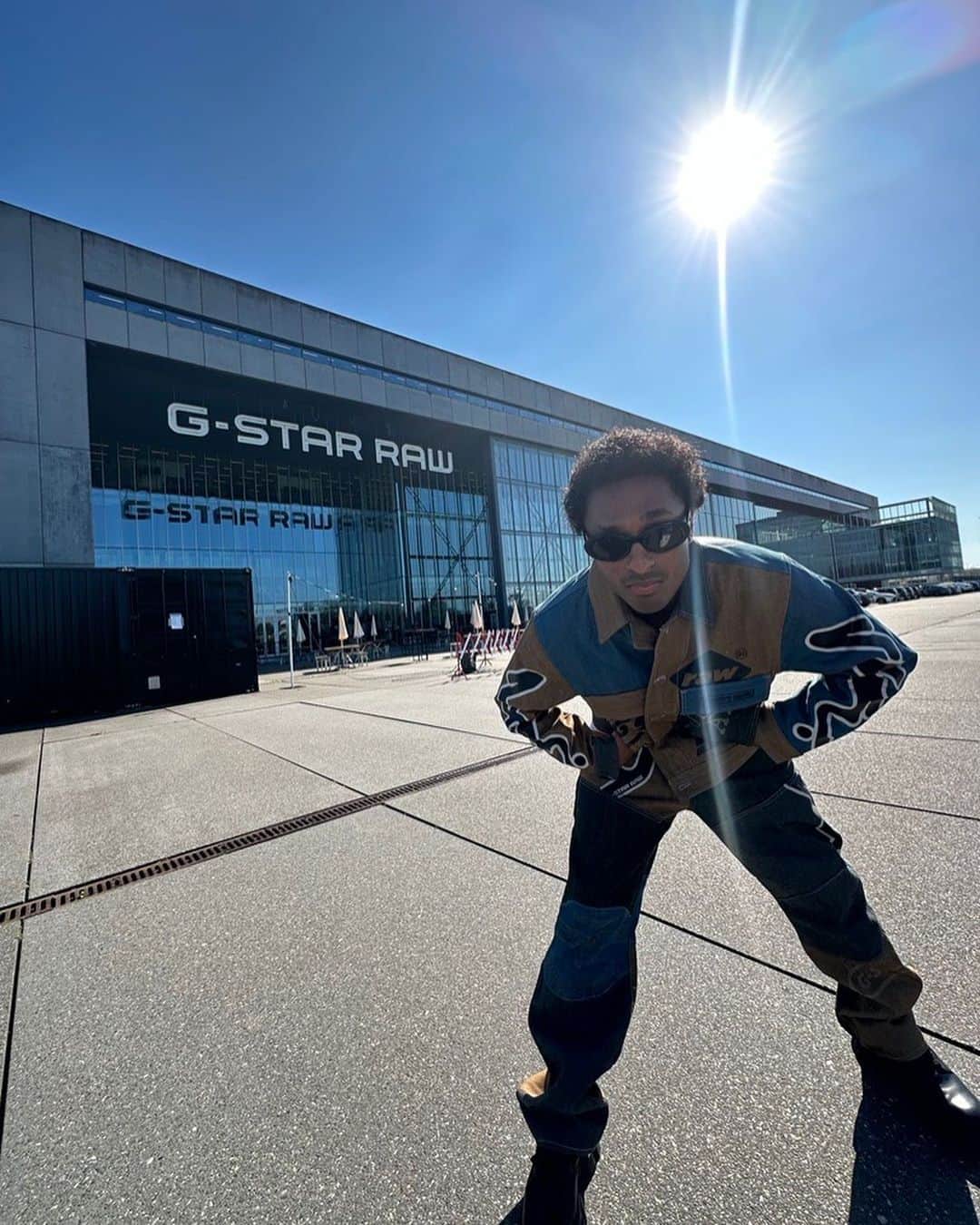 ジースター ロゥのインスタグラム：「The G-Star Elwood. Spotted on @icykof. Check out the coolest fits at the office. And party at the afterparty. All via his latest video. Link in bio. #GStarElwood    #RAWFACTORY #GStarRAW」