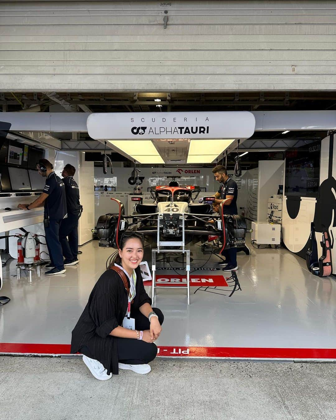 奥山春香さんのインスタグラム写真 - (奥山春香Instagram)「はじめてのF1観戦いってきました🏎❤️🏁 世界トップのクルーを目の前でみて プロフェッショナルすぎて感じたことのない空気感で口は開きっぱなしの手がずっと震えがとまらなかった エンジン音とタイヤのにおいとで 産後うつも吹っ飛びました🏎💨💨💨  今回は12月1日に日本上陸するParamount+のご招待で、最高に貴重な体験で出産なみに興奮した🏔 スペシャルなアテンドしていただき本当に本当に本当にありがとうございました。 明日はお家で応援します🏁  ちなみにParamount+はキッズチャンネルがすごい豊富みたいなので我が家は契約決定です👶 #ParamountPlusJapan #パラマウントプラス #日本上陸 #F1」9月22日 19時41分 - corvetteharuka