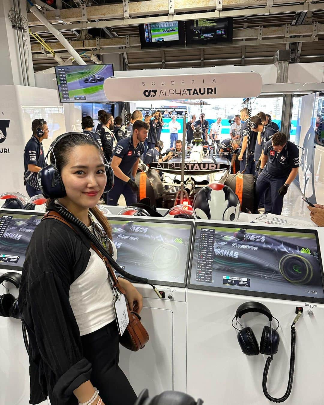 奥山春香のインスタグラム：「はじめてのF1観戦いってきました🏎❤️🏁 世界トップのクルーを目の前でみて プロフェッショナルすぎて感じたことのない空気感で口は開きっぱなしの手がずっと震えがとまらなかった エンジン音とタイヤのにおいとで 産後うつも吹っ飛びました🏎💨💨💨  今回は12月1日に日本上陸するParamount+のご招待で、最高に貴重な体験で出産なみに興奮した🏔 スペシャルなアテンドしていただき本当に本当に本当にありがとうございました。 明日はお家で応援します🏁  ちなみにParamount+はキッズチャンネルがすごい豊富みたいなので我が家は契約決定です👶 #ParamountPlusJapan #パラマウントプラス #日本上陸 #F1」