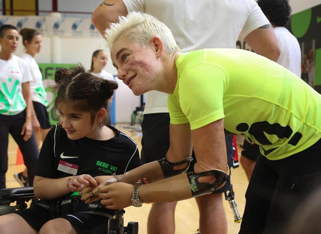 ベアトリーチェ・ヴィオのインスタグラム：「Ieri è stato un giorno davvero speciale! 🌟 È iniziata la terza stagione della Bebe Vio Academy! Abbiamo dato il benvenuto ai nostri atleti che hanno iniziato ad esplorare le discipline e a stringere nuove amicizie. 💓 E per iniziare in grande stile questa nuova avventura è venuta a trovarci la nostra Beatrice Vio! E non solo lei, sono stati con noi anche la campionessa #AyomideFolorunso e gli atleti di Associazione art4sport ONLUS Ephrem, Riccardo Cattaneo e Davide Morana.   🫶 Non vediamo l'ora di condividere con voi tutti i momenti straordinari che vivremo insieme durante questa incredibile stagione! Stay tuned! 💪   #BebeVioAcademy #NuovaStagione #Sport #Academy  credits: photo_photobisi e Nike」