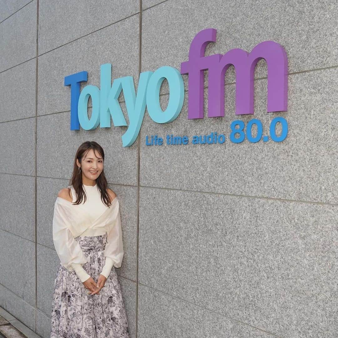 大西暁子のインスタグラム：「ラジオ番組『Radio Leader's』に ゲストで呼んでいただきました☺️ 　 タレント活動から現在に至るまでのお話をさせていただき　 自分の人生を振り返るような貴重な時間でした✨ 　 　 ラジオ…久しぶりすぎて 感覚を忘れきっていたのですが  パーソナリティーの小林 咲夏さんが 放送中も放送後も優しく話しかけてくださり 緊張もほぐれ楽しくお話をさせていただきました🥹！　  共通のお友達の話でも盛り上がったよ☀️ 　 （そして ③枚目の机の上の整頓度の違いに驚愕よ。🤣🤣🤣 本当。あるよそいういとこ。　  　 またぜひ遊びに行かせてください✨ 素敵な機会をありがとうございました！ 　　  ぜひご視聴いただけると嬉しいです☺️  ____________   今週の「Radio Leader's」は、9月23日(土) 9:00～9:55放送です！  視聴方法はこちらです☟  ◻️「Radio Leader’s」は、MUSIC BIRD（TOKYO FMコミュニケーションズグループ）系列の北海道～沖縄までのコミュニティFM67局を中継して全国放送されています。 https://musicbird.jp/cfm/timetable/radio-leaders/  ◻️TOKYO FMの公式アプリ「AuDee（オーディー）」でも公開されています。 https://audee.jp/program/show/100000447  ◻️MUSIC BIRD 「Radio Leader's」（YouTubeサイト） https://www.youtube.com/c/MUSICBIRDRadioLeadersTBC  ◻️番組のテーマは、地方創生・地域活性化を担う日本全国で活躍する各界のリーダーから、若き起業家までのビジネスパーソンをゲストに招き仕事術や人生のターニングポイント、苦労や成功の秘訣、将来展望をインタビューしてまいります。自治体の取組みや、未病対策、健康増進、医療費の削減にも貢献する企業様を同時にご紹介致します。 https://radio-l.jp/  ◻️「Leaders Voice」コーナーのゲストは、 株式会社Amy（エイミ）代表取締役 Akkey/大西 暁子 様 https://www.amy-place.com/  Akkey/大西暁子 トータルビューティーディレクター・婚活コンサルタント  タレント、モデル、イラストレーターなど幅広く活動 現在は世田谷にてイメージコンサルティングサロン【-Personal Beauty Place - Amy】（エイミ）を主宰  16タイプ・パーソナルカラー診断・顔タイプ診断・骨格診断と外面的な診断に加え、カラーセラピーなど内面的な診断も日々行っている TPOに合わせたファッションの提案や、得意な色を使った似顔絵のプレゼントなど独自のサービスが話題となる  また、2023年【IBJ正規加盟店】結婚相談所『La gemme Marriage　（ラジェムマリッジ）』を開業  業界No.1の豊富な診断メニュー数で「個性を磨き、婚活・恋活を楽しむ」をコンセプトに『あなた専属のトータルビューティーディレクター』として 性別年齢問わず、その方の魅力を惹き出す活動を行なっている。  ーーー ■「Radio Leader's」の聴き方 ①ラジオ・カーラジオで聴く方 TOKYO FMコミュニケーションズグループ/MUSIC BIRD系列の北海道～沖縄までのコミュニティーFM67局でお聴き頂けます。 https://www.tokyo-businessclub.com/fm%E3%83%A9%E3%82%B8%E3%82%AA%E7%95%AA%E7%B5%84-radio-leader-s/%E6%94%BE%E9%80%81%E5%B1%80%E4%B8%80%E8%A6%A7/  ②TOKYO FMの公式アプリ「AuDee（オーディー）」でも公開されます。 https://audee.jp/program/show/100000447  ③FM世田谷は、土曜日19:00～19:55 FM世田谷 83.4MHzの放送電波は世田谷区全域に加え、 杉並区、中野区、渋谷区、目黒区、狛江市などもカバーしています。 （車での聴取はさらに広範囲です） https://fmsetagaya834.airtime.pro/  ④「JCBA」http://www.jcbasimul.com/ 　「CSRA」https://csra.fm/ 　「FM++」https://fmplapla.com/ からお聴き頂けます。  ⑤専用アプリ「Radimo（レディモ）」でお聴きいただけます。 https://musicbird.jp/cfm/radimo/ 選局は（FMチャッピー、FMいずのくに、エフエムふじごこ、FMくらしき、FMふくやま）。  #ミュージックバード #AuDee #MUSICBIRD #tokyofm #大西暁子　#Akkey」