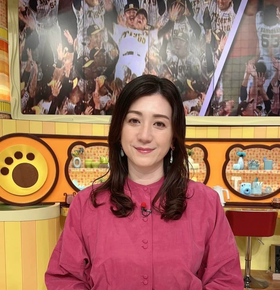 野々村友紀子のインスタグラム：「【よんチャンTV】生放送ありがとうございました😊  松茸のお吸い物を入れて炊く松茸ご飯、香りも良くてすごく美味しかったー！  具材は→松茸と食感の似ているエリンギ、鶏肉、ごぼう  絶対作ろ！」