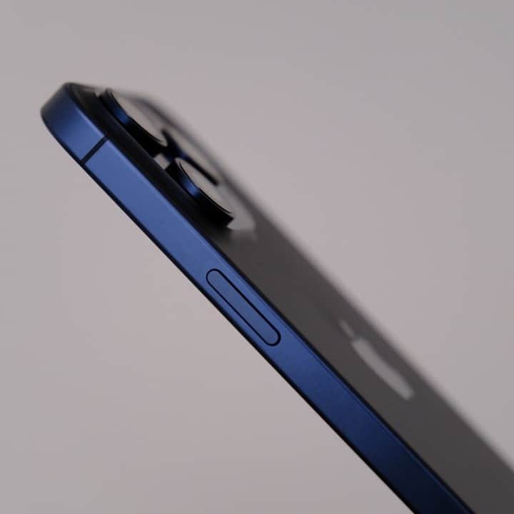 松村太郎のインスタグラム：「#iPhone15 Pro Max Blue Titanium is delivered.」