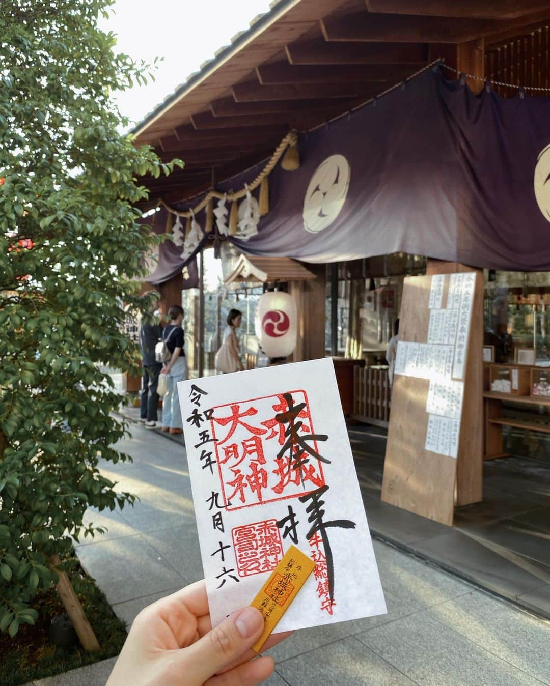 石川マリーのインスタグラム：「私の氏神様✨  ここの神社内にあった幼稚園出身の私👶🏻  園庭には楽しい遊具がたくさんあって 今でもどんな遊具があったのか鮮明に覚えてる👀 秋になるとどんぐりがたくさん落ちてきて たくさん拾っておうちに持って帰ってた🍂 ハマってたお遊びはセーラームーンごっこ🌙 セーラー戦士になって幼稚園の周りを ひたすらぐるぐる走ってたよ💨笑 ヤクルトと菓子パンのおやつが大好きだった❤️ 運動会は神社境内で開催されるんだけど 卒園してからも妹の運動会で 卒園生としてかけっこに参加してた🏃🏻‍♀️ 神社で飼っていたゴールデンレトリバーのアンジー とっても可愛くて会えた時は嬉しかったなぁ😍  私ね、幼稚園の時の記憶がすっごいあるの！！ きっと幼稚園が大好きだったんだろうなぁ😌✨  今はもう幼稚園はないんだけど 大人になって、綺麗になった赤城神社に 娘を抱っこしながら訪れ こうして御朱印をもらいに行くとは… なんだか感慨深い🥹  今回、久しぶりに宮司さんにもお会いできて嬉しかった❤️ ． ． ． ． ． ． ． #御朱印 #赤城神社 #赤城神社例大祭 #神社 #神社参拝 #神社仏閣 #御朱印巡り #神楽坂 #牛込 #新宿 #地元 #氏神様 #祭り #お祭り #ママ #ママライフ #女の子ママ #ママスタグラム #子供のいる暮らし#子供とお出かけ #family #daughter #momlife #matsuri #shrine #kagurazaka #shinjuku #japan」