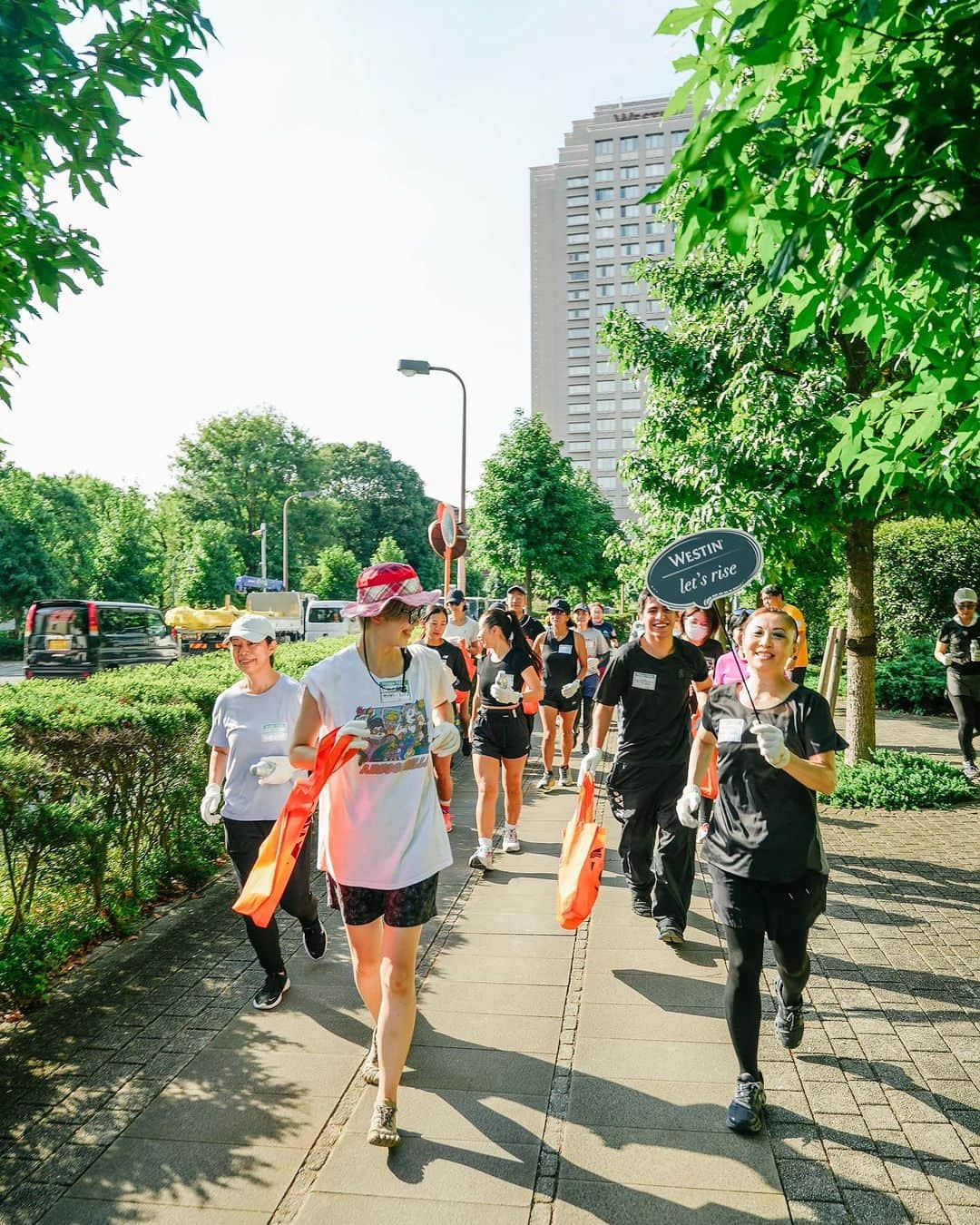 THE WESTIN TOKYO | ウェスティンホテル東京さんのインスタグラム写真 - (THE WESTIN TOKYO | ウェスティンホテル東京Instagram)「9月15日からスタートしたGLOBAL GOALS WEEKに合わせ、日本最大級のSDGs推進イベント「HAPPY EARTH FESTA 2023｜GLOBAL GOALS WEEK」の一環として、ホテルのMove Wellなグループランニング「runWestin」にクリーンアップの要素をかけ合わせたスペシャルイベント『runWestin “Plogging & Breakfast”』を開催しました。   プロギングジャパンの方にレクチャーいただき、協力し合ってゴミを拾いながらホテル周辺をジョギングした後は、ホテルのシェフがサステナブルな素材で作るEAT WELLな朝食タイムへ。終始笑顔が絶えないイベントとなり、楽しみながら人と地球にやさしいアクションについて考える朝のひとときとなりました。   定例イベント「runWestin with On」も毎月開催する予定ですので、ぜひお楽しみに！     #runwestin #ウェスティンホテル東京 #ランウェスティン #イートウェル #ムーブウェル #SDGs #westintokyo #runwestin #letsrise #running #jogging #GetReadyToRise #exercise #MoveWell #EatWell #SleepWell #wellbeing #health #gearlending #runningmap #HAPPYEARTHFESTA #Plogging」9月22日 19時48分 - westintokyo