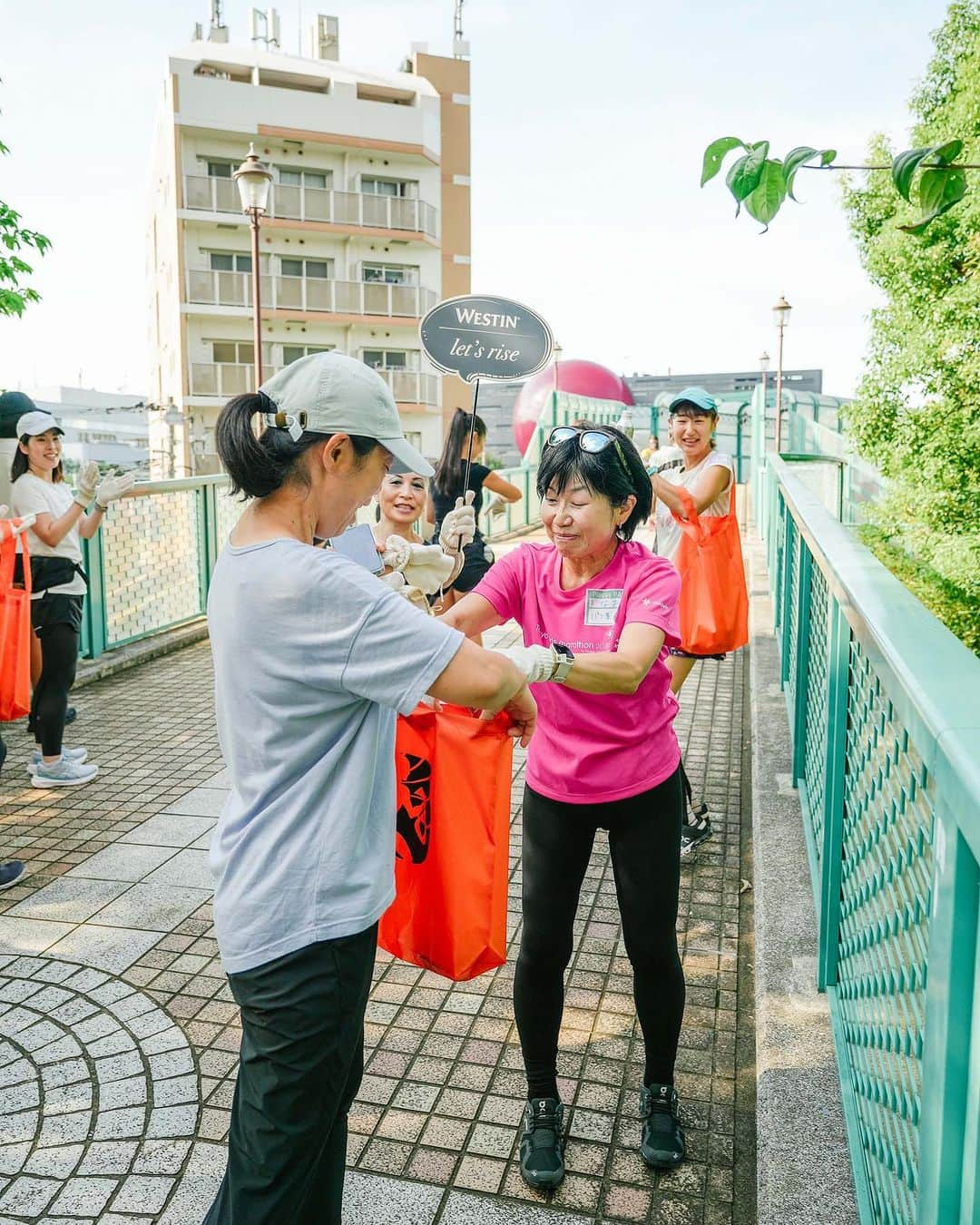 THE WESTIN TOKYO | ウェスティンホテル東京さんのインスタグラム写真 - (THE WESTIN TOKYO | ウェスティンホテル東京Instagram)「9月15日からスタートしたGLOBAL GOALS WEEKに合わせ、日本最大級のSDGs推進イベント「HAPPY EARTH FESTA 2023｜GLOBAL GOALS WEEK」の一環として、ホテルのMove Wellなグループランニング「runWestin」にクリーンアップの要素をかけ合わせたスペシャルイベント『runWestin “Plogging & Breakfast”』を開催しました。   プロギングジャパンの方にレクチャーいただき、協力し合ってゴミを拾いながらホテル周辺をジョギングした後は、ホテルのシェフがサステナブルな素材で作るEAT WELLな朝食タイムへ。終始笑顔が絶えないイベントとなり、楽しみながら人と地球にやさしいアクションについて考える朝のひとときとなりました。   定例イベント「runWestin with On」も毎月開催する予定ですので、ぜひお楽しみに！     #runwestin #ウェスティンホテル東京 #ランウェスティン #イートウェル #ムーブウェル #SDGs #westintokyo #runwestin #letsrise #running #jogging #GetReadyToRise #exercise #MoveWell #EatWell #SleepWell #wellbeing #health #gearlending #runningmap #HAPPYEARTHFESTA #Plogging」9月22日 19時48分 - westintokyo