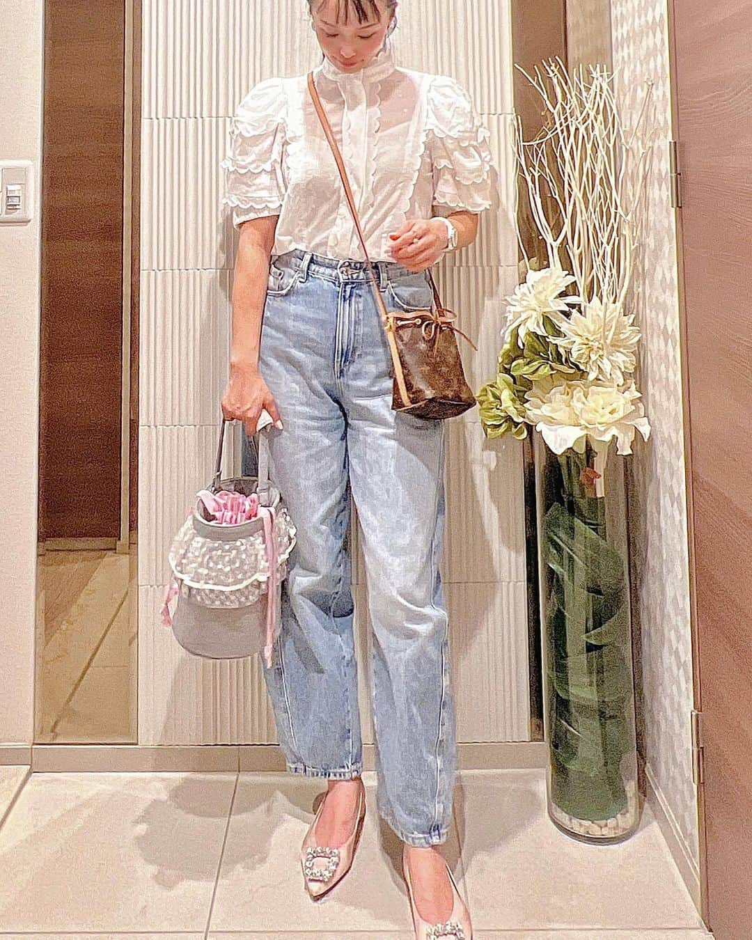 Okada Reinaのインスタグラム：「昨日の✨ #zaradenim はカーブっぽいカタチが可愛い🤭  Tops @seventenbymihokawahito  Denim @zara  Bag @setsuko_sagittaire @louisvuitton  Shoes @birthdaybashshop   #ootd #outfit #fashion #fashionlover #大人カジュアル#ママコーデ #ママファッション #プチプラコーデ #プチプラファッション #今日のコーデ #コーディネート #骨格ストレート #骨格ストレートコーデ #骨スト」