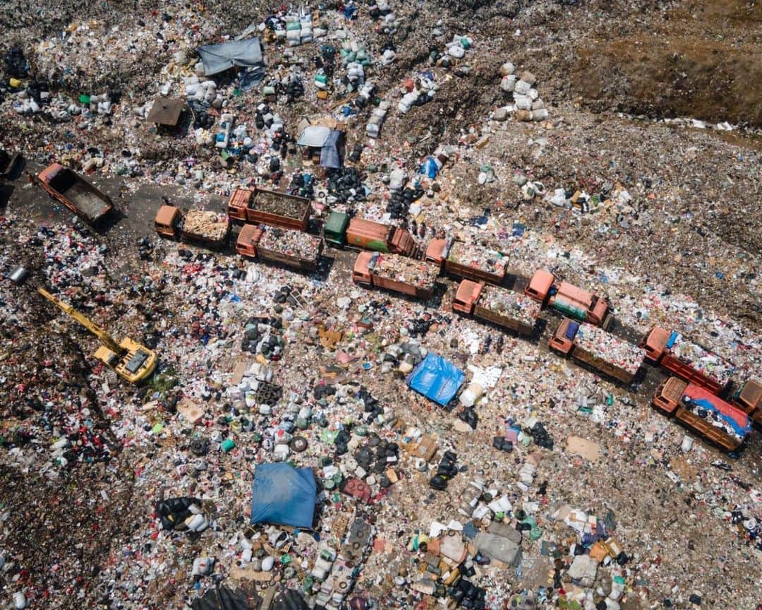 AFP通信さんのインスタグラム写真 - (AFP通信Instagram)「Registered scavengers work at the Bantar Gebang landfill, which is the size of 200 football pitches and receives 7,500 tonnes of waste from Jakarta every day, in Bekasi, on the outskirts of Jakarta. ⁣ Home to around 30 million people, the sprawling megalopolis of Jakarta is facing a trash crisis with its main Bantar Gebang dump site, one of the world's biggest, close to capacity.⁣ ⁣ 📷 @yasuyoshi_chiba #AFP⁣ #indonesia #environement #pollution」9月22日 20時01分 - afpphoto