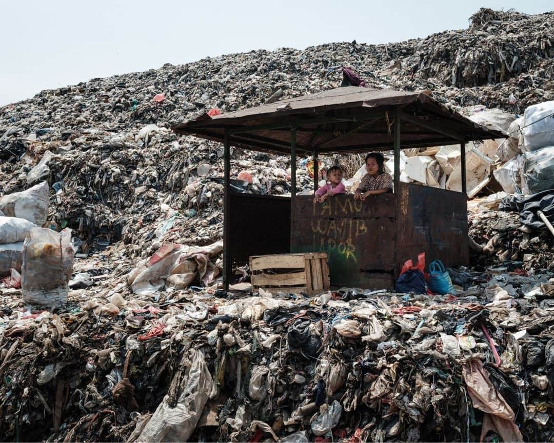 AFP通信さんのインスタグラム写真 - (AFP通信Instagram)「Registered scavengers work at the Bantar Gebang landfill, which is the size of 200 football pitches and receives 7,500 tonnes of waste from Jakarta every day, in Bekasi, on the outskirts of Jakarta. ⁣ Home to around 30 million people, the sprawling megalopolis of Jakarta is facing a trash crisis with its main Bantar Gebang dump site, one of the world's biggest, close to capacity.⁣ ⁣ 📷 @yasuyoshi_chiba #AFP⁣ #indonesia #environement #pollution」9月22日 20時01分 - afpphoto
