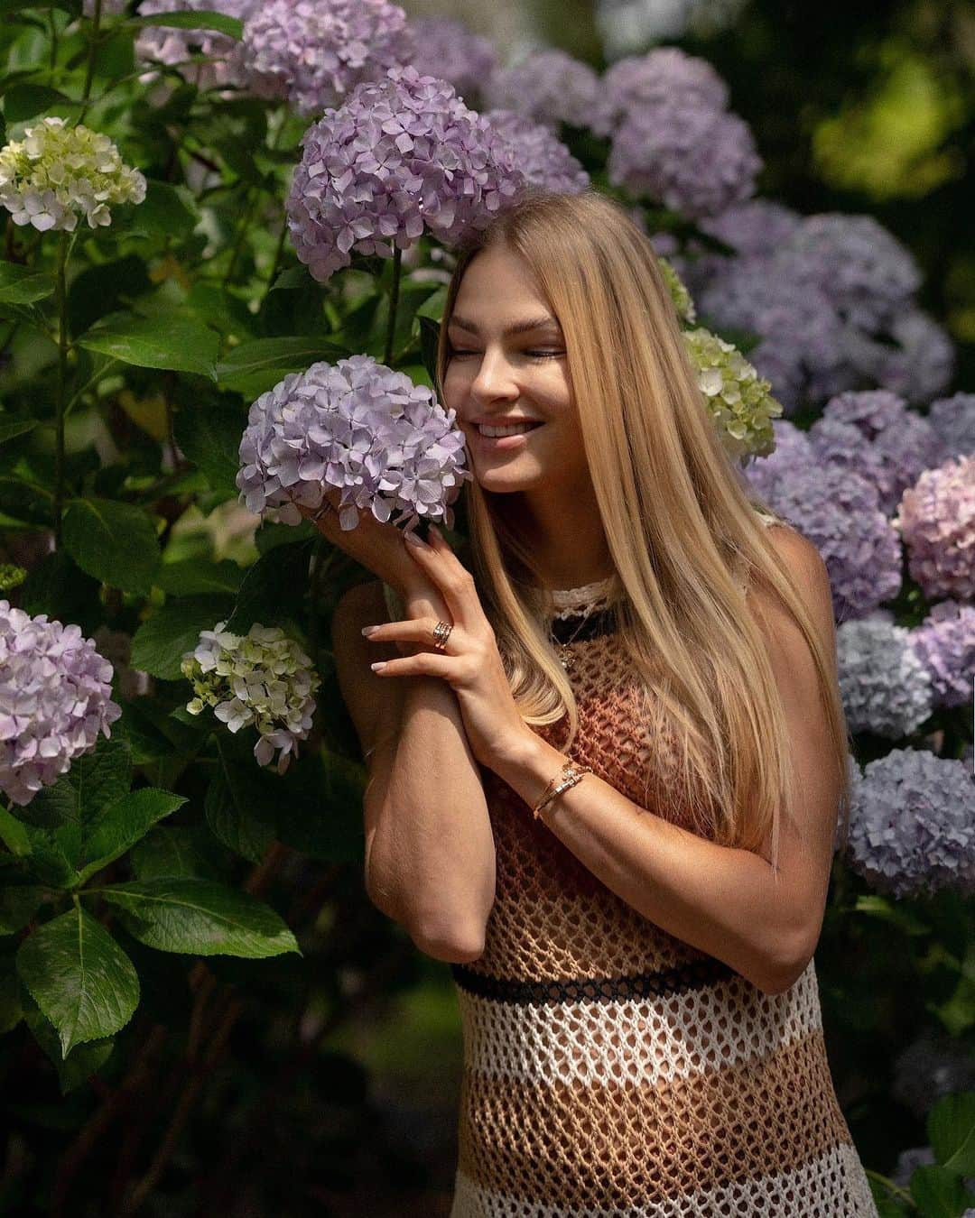 ダリヤ・クリシナさんのインスタグラム写真 - (ダリヤ・クリシナInstagram)「The first recipe for happiness is: avoid too lengthy meditationon the past. Especially on Friday 😉🌺  Первый рецепт счастья таков: избегайте слишком длительных размышлений о прошлом. Тем более в пятницу 😉🌺  Ph: @ksuryzhova   #fridayvibes #daryaklishina #lifeisgood #behappy」9月22日 20時01分 - dariaklishina