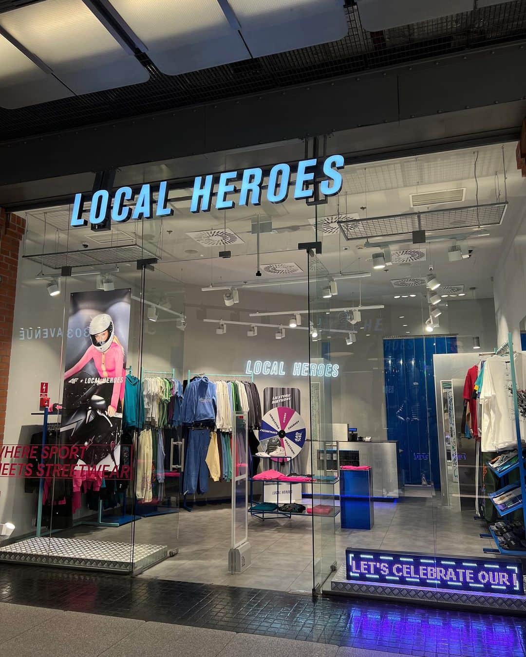 LOCAL HEROESのインスタグラム：「1 year baby! OMGGG 🥹 Od wczoraj rozpoczęliśmy świętowanie pierwszych urodzin @localheroesstore_poznan 🎂  Ale to nie koniec! Przez kolejne dwa tygodnie możecie nadal wpaść do nas ze znajomymi i spróbować swojego szczęścia. 🤭 Bawcie się z Nami z okazji 1. urodziny LH STORE POZNAŃ🫶🏻💘」