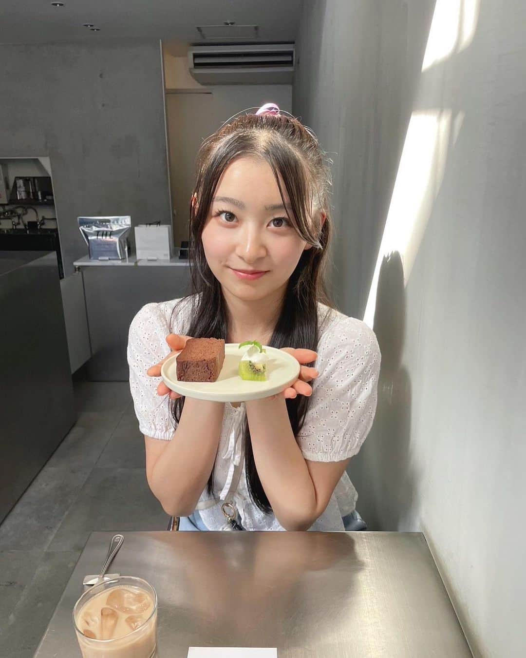 杏ジュリアのインスタグラム：「先日、あきちゃんに誘ってもらって💛、 ガトーショコラを食べに行きました🫶  ショコラ🍫と抹茶🍵、 食感が違って、どっちも美味しすぎたぁ😋 口の中でとろけるんです〜！！  幸せ空間でした💕 今、お家の冷凍庫にガトーショコラが一本入ってます！ 食べるの楽しみっ！！😆  #thelabtokyo #ガトーショコラ専門店 #自由が丘カフェ #無機質カフェ #ガトーショコラ #チャイ #sweets #yummy #code #fation  #ハーフアップ #自然光 #오오티디 #ootd #데일리코디 #japan #idol #超とき宣  #杏ジュリア」