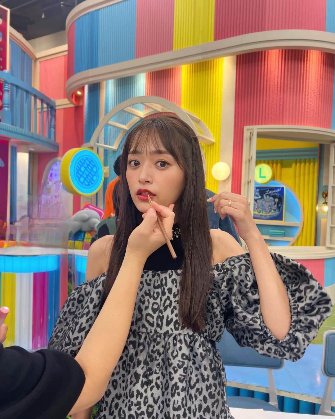 近藤千尋のインスタグラム：「今週もお疲れ様でした💕☺️ 今日は珍しい衣装でした🤍🤍 朝からジンギスカンも食べれて なんて最高なんだ… 別班も現れて面白かったなぁ😂💕 そのあとは久々の番組は行ったり あっという間に金曜日おわり🎵 母が来てくれてるから 本当に助かる。。。‼️ お母さんのハンバーグってなんだこんなに美味しいんだろう😋💗幸  #近藤千尋衣装  one-piece @maisonspecial_women tops @ambientofficial shoes @zara」