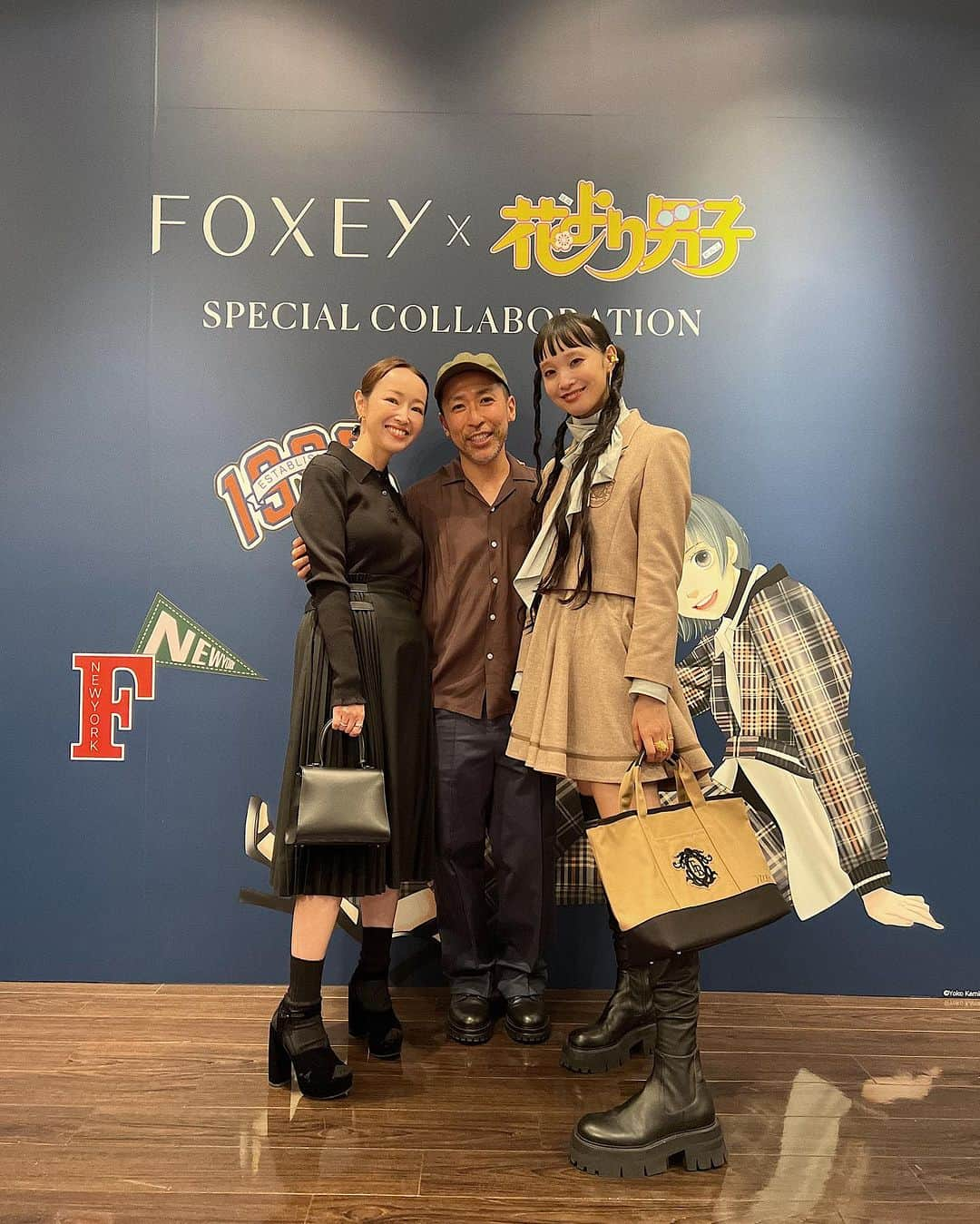 翁安芸さんのインスタグラム写真 - (翁安芸Instagram)「FOXEY×花より男子のスペシャルコラボレーションは、デザイナーの前田華子さんが漫画を愛読していて主人公の芯の強さを持った女性像に共感したことからスタートしたそうです✨✨  メッセージではやり取りさせていただいていましたが、初めて華子さんにお会いする事ができ嬉しかったです♡   イベントでは、パティスリーアサコイワヤナギさんのお食事やデザート、その場でポーチやバッグにカリグラフィーを描いていただいたりも✨  久しぶりにヘアメイクのさだちゃん @sadaito やモデルのマンナミちゃん @yuka にも会えて楽しかったです😆🫶🏻🫶🏻  #foxey #foxeyx花より男子 #花より男子 #フォクシー」9月22日 19時59分 - akinyc