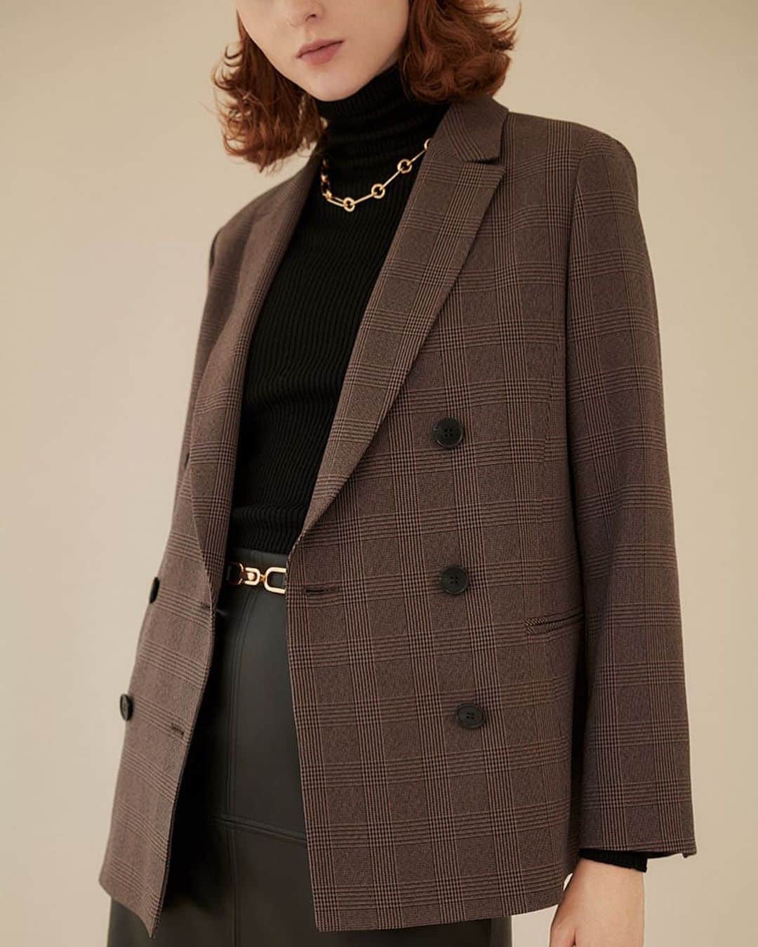 cdec_official Aesthetic Senseのインスタグラム：「． 2023 AUTUMN LOOK BOOK vol.2  羽織るだけで旬なスタイリングに仕上げてくれるダブルジャケット。 テーラードできちんと感を出しつつ、グレンチェックの目を惹く柄使いがコーディネートのアクセントになります。　  程よくゆとりのあるシルエットで、やや長めの着丈が気になるヒップ周りをカバーし、スタイルアップ効果が期待できます。 ON／OFFシーンレスに着て頂けるジャケットです。 ． ． ． 新しいアイテムが続々と入荷しています。 是非オフィシャルサイトをご覧ください♪ ． ． ▼styling ✴︎ JACKET　No.47001　Col.242　￥35,200 ✴︎ KNIT　No.17001　Col.019　￥14,960 ✴︎ SKIRT　No.77001　Col.019　￥19,910 ． ． ．  #クードシャンス  #ファッション #ファッションコーデ #秋 #秋コーデ #秋服 #ハンサムコーデ #きれいめコーデ #上品コーデ #大人コーデ #ジャケット #ジャケットコーデ #チェック #お出かけコーデ #通勤コーデ #お仕事コーデ #女子会コーデ #デートコーデ #おしゃれさんと繋がりたい #ファッション好きな人と繋がりたい #トレンドコーデ」