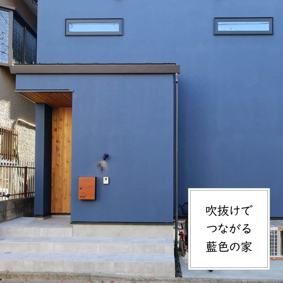 株式会社ジェネシスのインスタグラム：「藍色の外壁がポイントの住まい事例をご紹介。  1枚目：外観は正面からは玄関ドアが見えないデザインにしています。 2-3枚目：1階リビングはどーんと大きな吹き抜けで開放感抜群 4枚目：将来二部屋に分けられる子ども部屋 5枚目：アクセントクロスが可愛らしいワークルーム 6枚目：階段を優しく照らすおしゃれな照明はお施主様の支給品  ジェネシスでは みなさまのライフスタイルに合わせた #完全自由設計 のここちいい家づくりをご提案しています。  ************************* ホームページの施工事例ではお住まいごとに広さや気になる価格などをより詳しくご紹介中！  ぜひご覧になってみてください。  HPへはプロフィールのトップからどうぞ （@genesis_kichijoji） **************************  家づくり相談はご来場のほか、オンラインでも承っております。 お気軽にお問い合わせください📨  #マイホーム #新築 #インテリア #住宅 #家 #house #工務店 #暮らし #家づくり #interior #建築 #architecture #マイホーム計画 #design #デザイン #住まい #自然素材 #myhome #施工事例 #設計 #一戸建 #home #ジェネシス #吉祥寺 #子育て #おしゃれ #自由設計 #新築一戸建て #吹抜けのある家」
