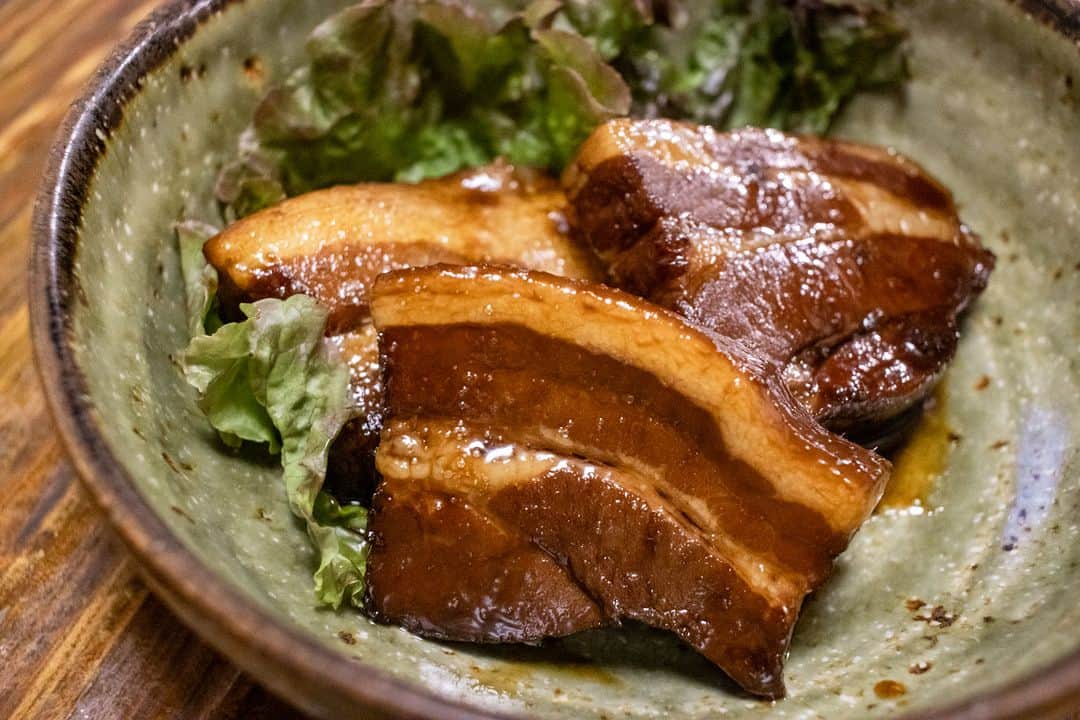 Be.okinawaのインスタグラム：「In Okinawa, a saying goes "Every part of the pig can be used for food except for its squeal", and every component of the pig is used as ingredients in a variety of local specialties!    With cooking methods carefully devised and passed down through generations, some of these specialties include serving Soki (spareribs) on top of Okinawan Soba, the chewy Mimiga and Chiraga (ears and face), and the Tebichi soup made from pig's feet🥣😋  #japan #okinawa #visitokinawa #okinawajapan #discoverjapan #japantravel #okinawafood #okinawadelicacy #okinawalocaldelicacy  #okinawapork」