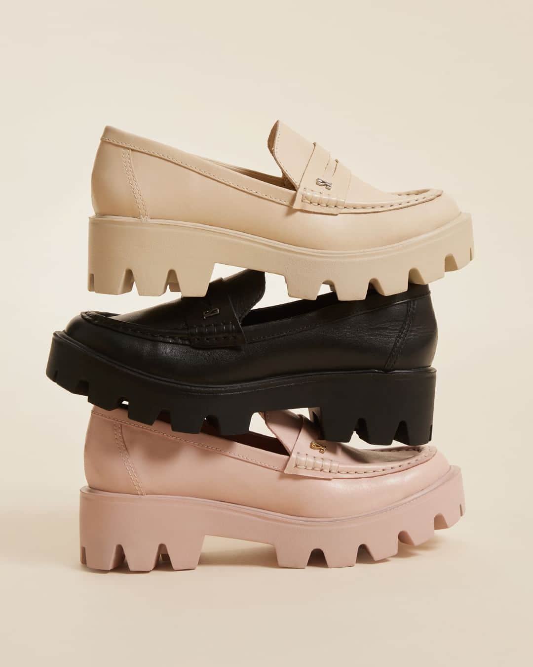 Santa Lollaのインスタグラム：「Considerado um key item do guarda-roupa, o mocassim de sola tratorada é sinônimo de informação de moda e deixa qualquer produção com um estilo descolado sem nenhum esforço. Arrasta para o lado e escolha a sua cor preferida! [ R$299,90 cada ] #santalolla #LollaForYou」
