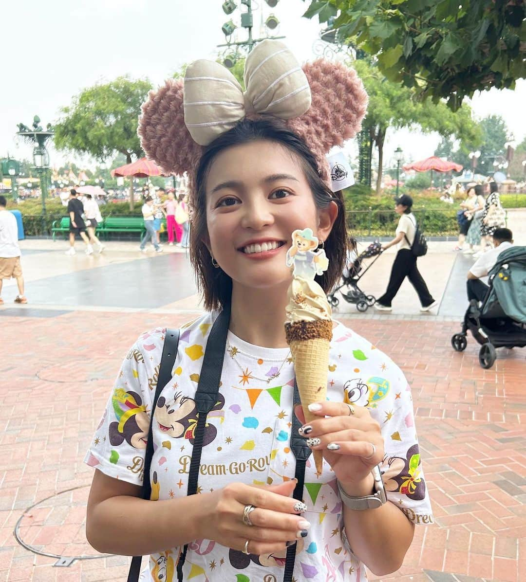 並木万里菜のインスタグラム：「上海では上海ディズニーへ🏰 広さは東京ディズニーランドの およそ2倍で、 この日は2万歩歩きました(よく歩いた)  アトラクションはトゥモローランドにあるトロンの乗り物が一番好きかも。 バイクにまたがるような姿勢で のるジェットコースターで、 視線が低くなる分 とっても臨場感があって 爽快感がすごくあった。  あと日本と1番違うなと思ったのは カリブの海賊🏴‍☠️。 大人気アトラクションで なんと 50分待ち笑  大きな海賊船でまるで 映画の中に入ったかのような 没入感を味わえます。 海の中にいるような演出は 上海ならではで感動しました🥹  どちらもまた乗りたいくらい！  あー楽しかったなあ🙈  #上海ディズニー#上海観光#shanghaidisneyland #shanghai#shanghaidisney  #金木犀味 #アイス #ちょっと苦手 #香りは良し  #並木万里菜#テレビ朝日アナウンサー#テレビ朝日#テレ朝#アナウンサー」