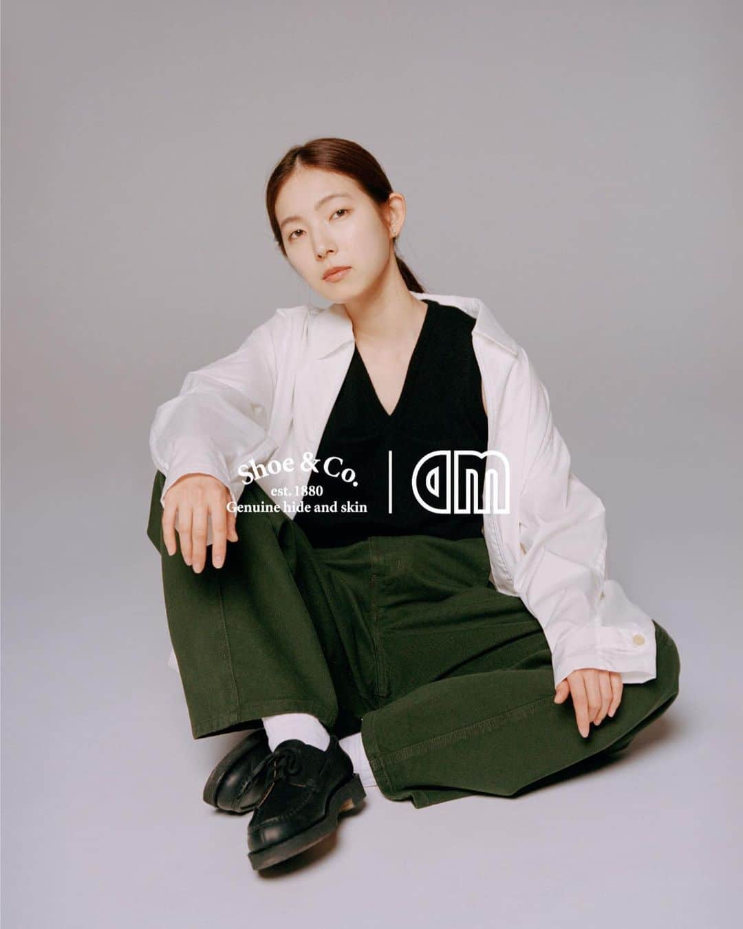 在原みゆ紀のインスタグラム：「やっと言えます！ Regal shoe & co さんとコラボレーションで革靴をつくりました！👞  革靴が大好きで、もっと多くの人に革靴を履いて欲しい！という想いから制作をスタートしました！想いがたくさんつまっています。  革靴をもっと身近に感じてもらえるように、デザインだけでなく履き心地にも拘りました。一足一足職人さんに作ってもらっています。ジャパンメイド！✨ 在原みゆ紀としてのロゴ am も！！にしても、拘りすぎて時間がとってもかかってしまいました笑  カラーはブラックとブラウンの2色です🧑🏻‍🦰 商品、発売方法等の詳細は @regal_shoe_and_co._ の投稿をご覧下さい。  本当にスペシャルな一足になっています！わたしの想いがギュッと詰まった革靴を是非ゲットして欲しいです！  제가  만든 레더 슈즈는 해외배송도 가능합니다~✨」